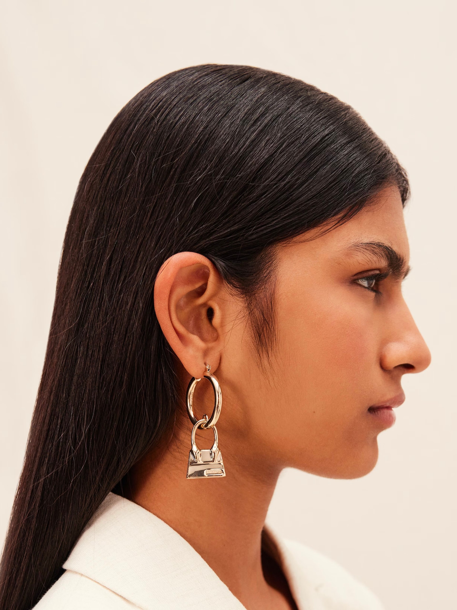 Золотисті сережки-кільця Jacquemus з підвіскою Chiquito