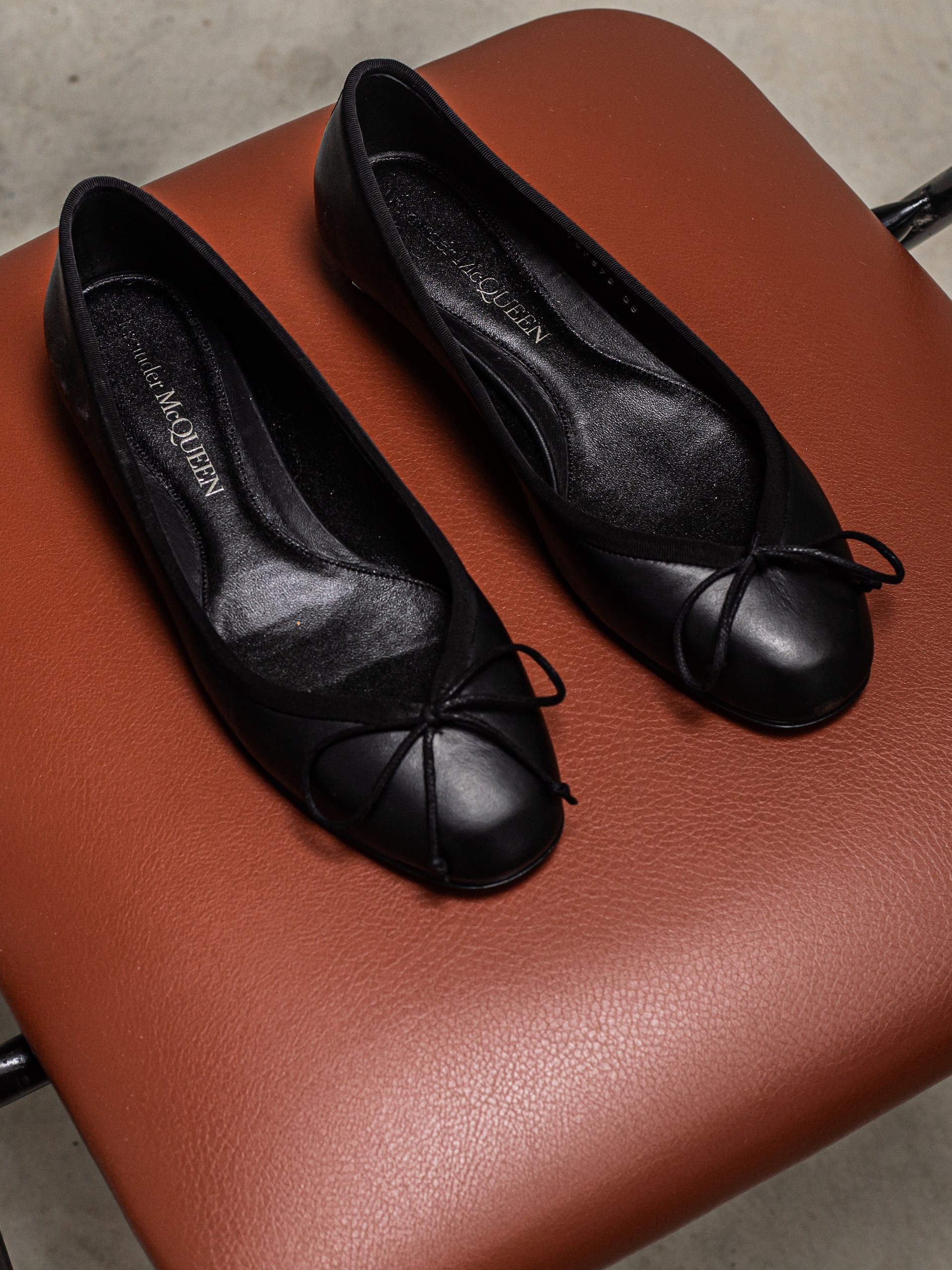 Alexander Mcqueen Armadillo Black ballet flats with a bow
