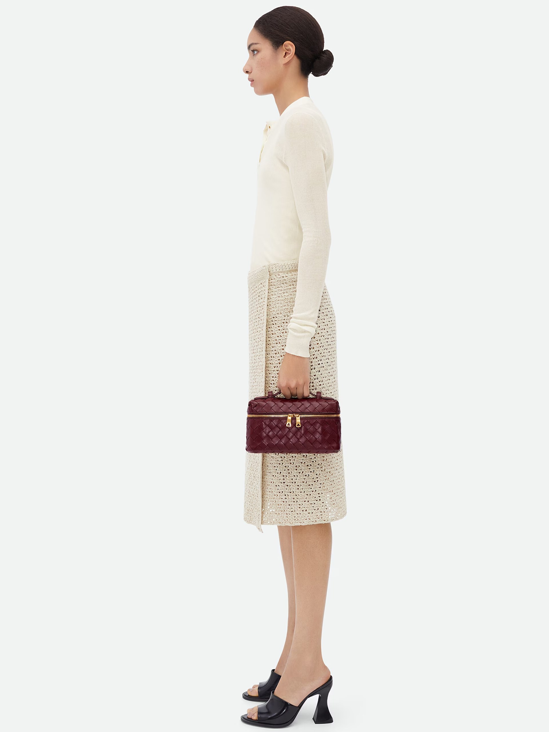 Сумка кольору бургунді Bottega Veneta Bang Bang Vanity Caseз м’якої шкіри Intrecciato