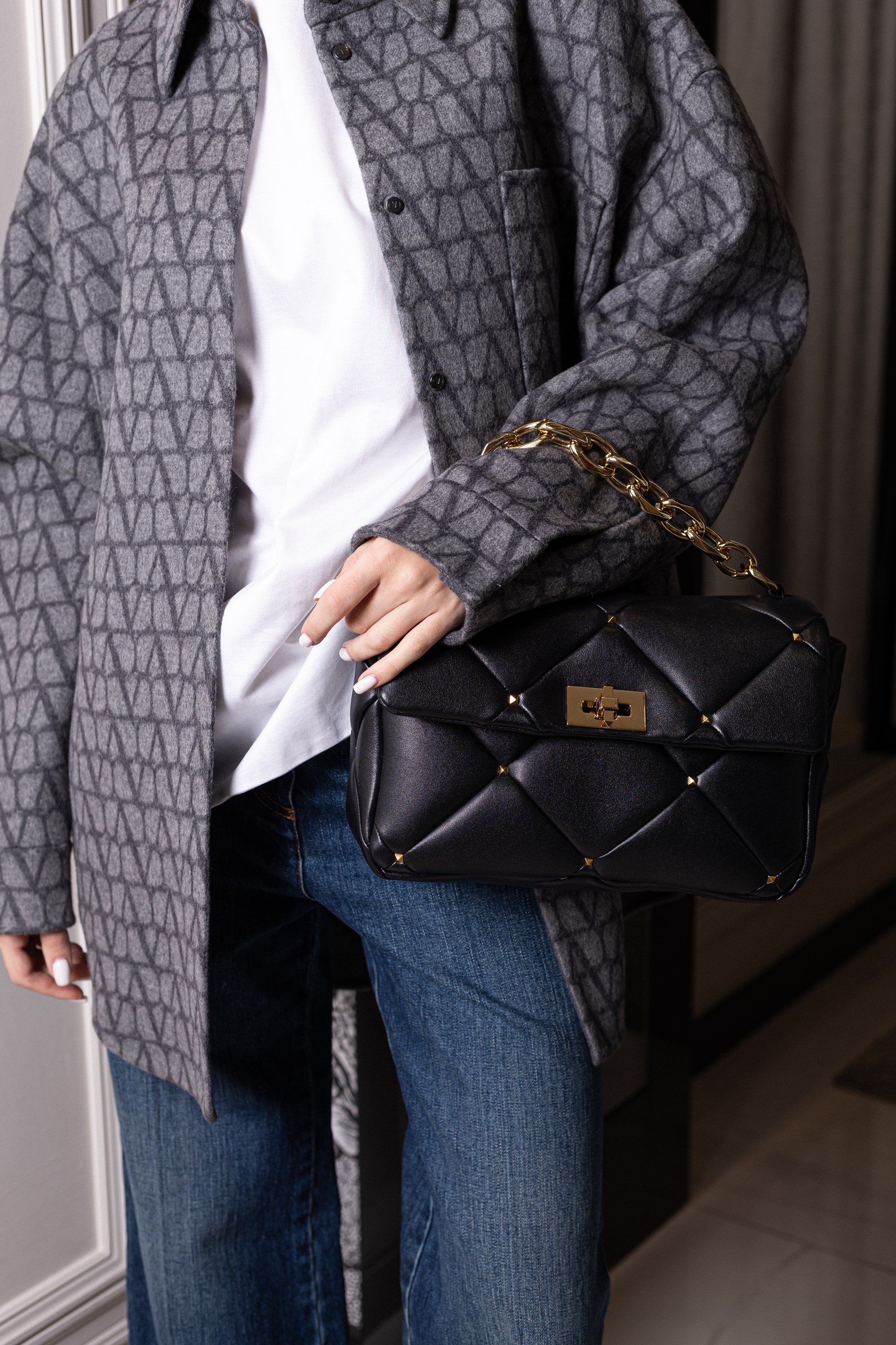 Чорна стьобана сумка Valentino Garavani Roman Stud Foldover з ланцюжком