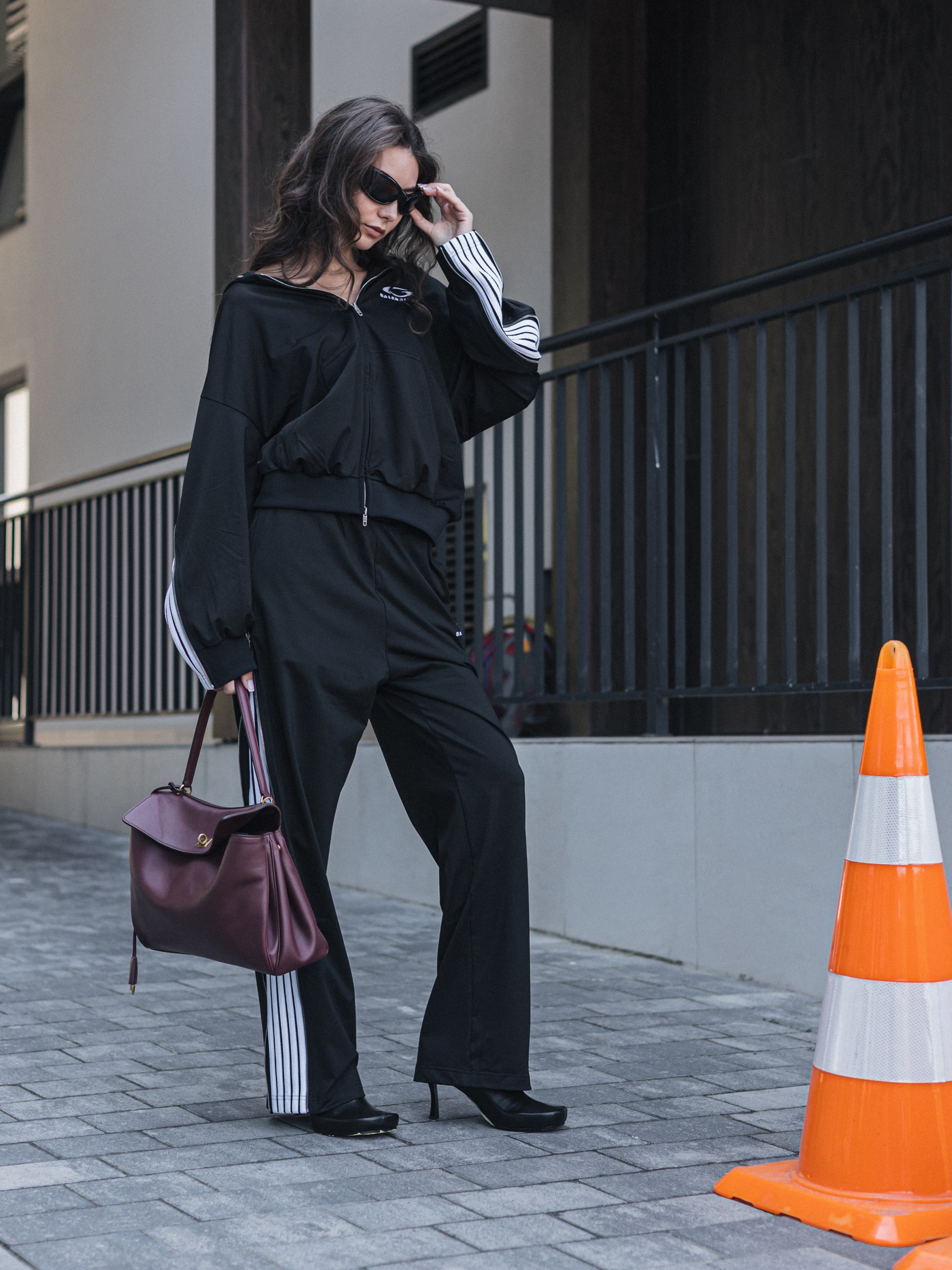 Чорні спортивні штани Balenciaga з контрастними смужками