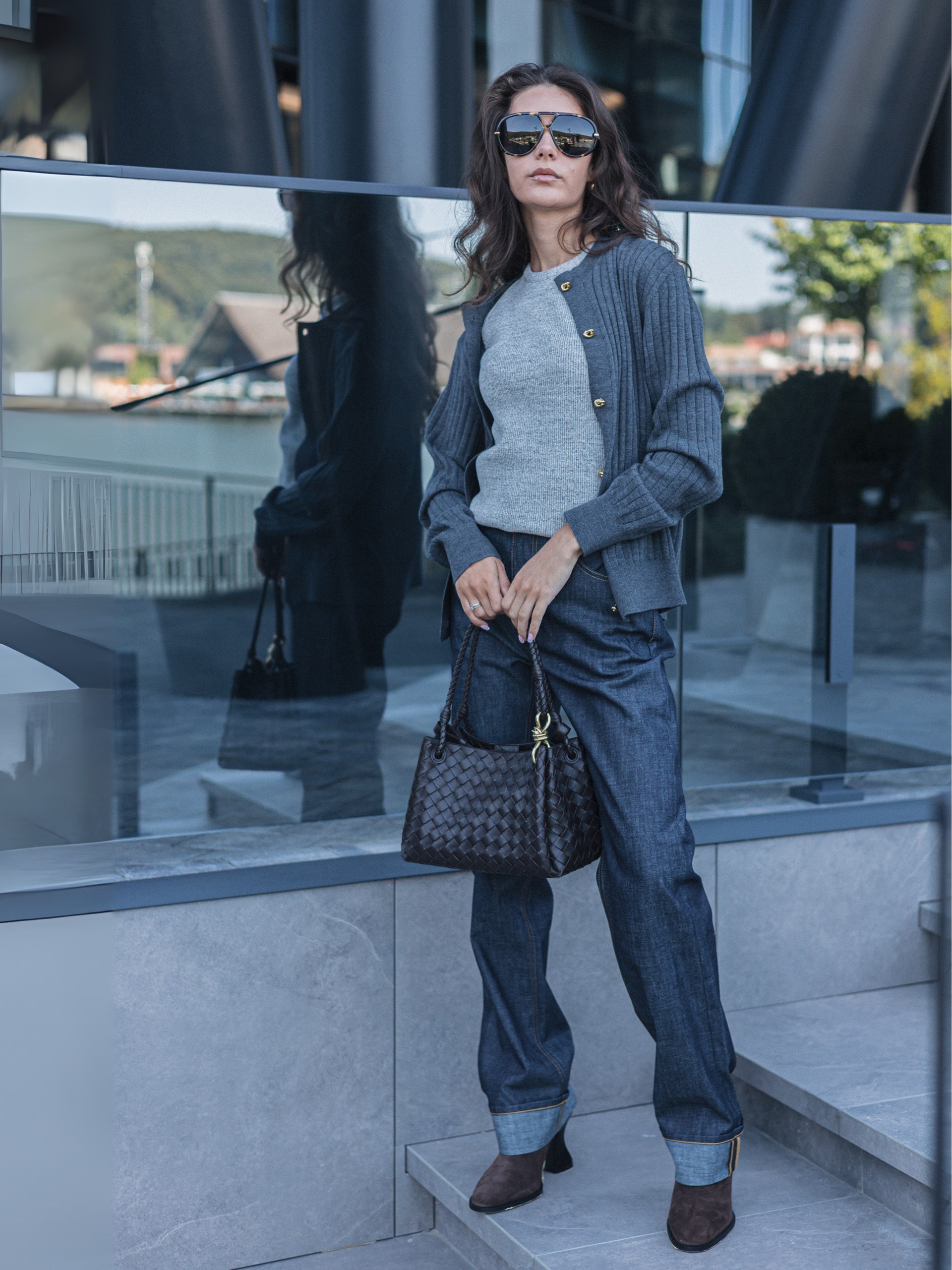 Темно-сині джинси Bottega Veneta з замшевою нашивкою Intrecciato на кишені
