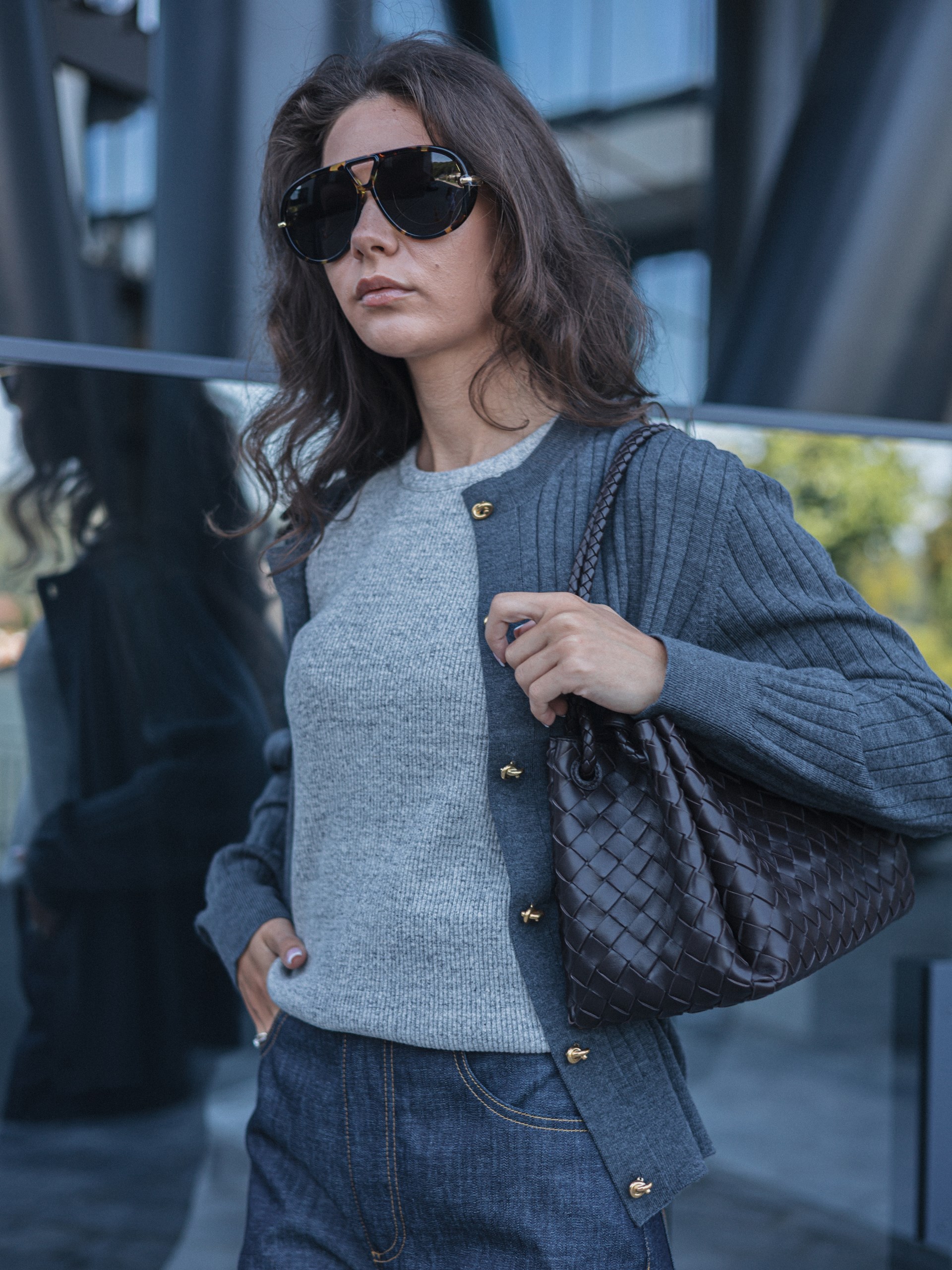 Темно-сірий кардиган Bottega Veneta з золотистими ґудзиками Knot