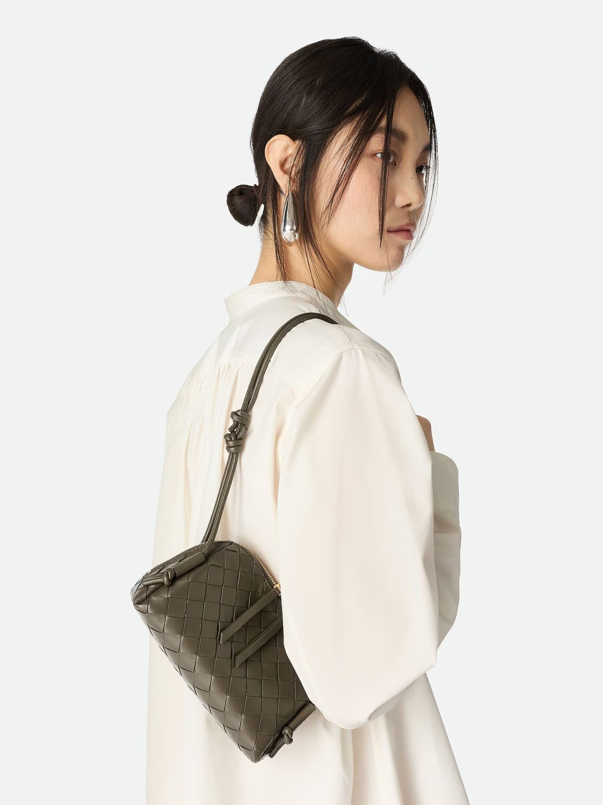 Темно-зелена сумка Bottega Veneta Intrecciato Concert Pouch