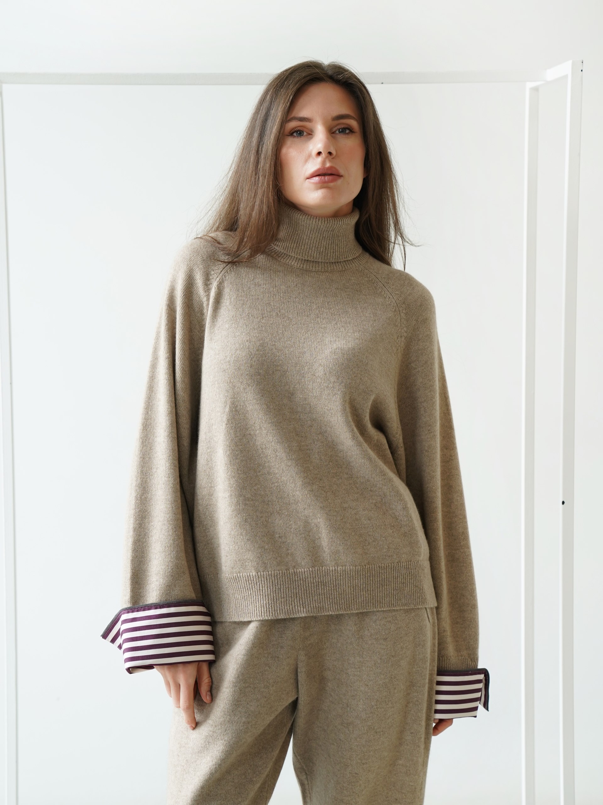 Brunello Cucinelli beige cashmere sweater with removable cuffs