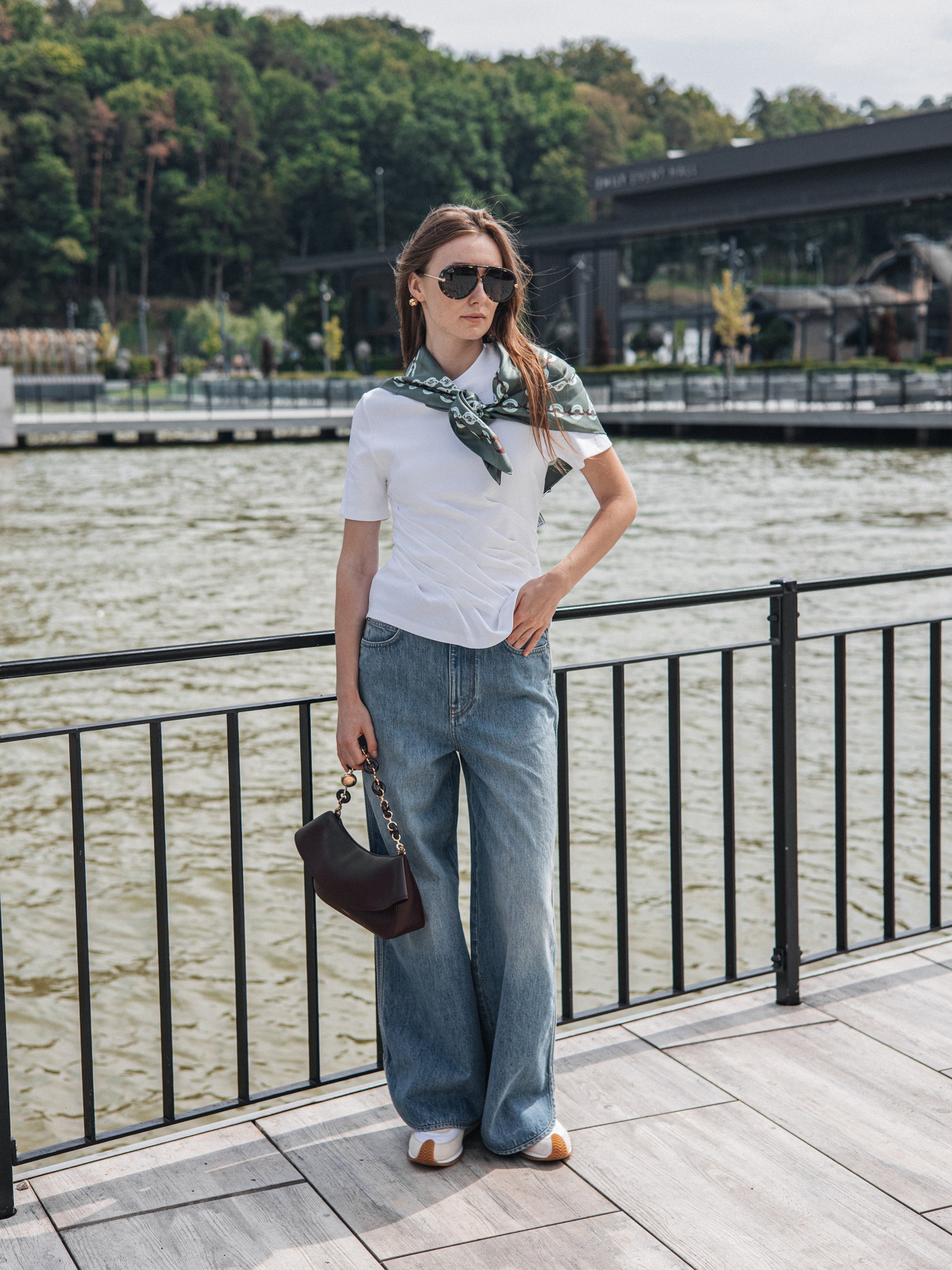 Біла футболка Loewe з асиметричним силуетом