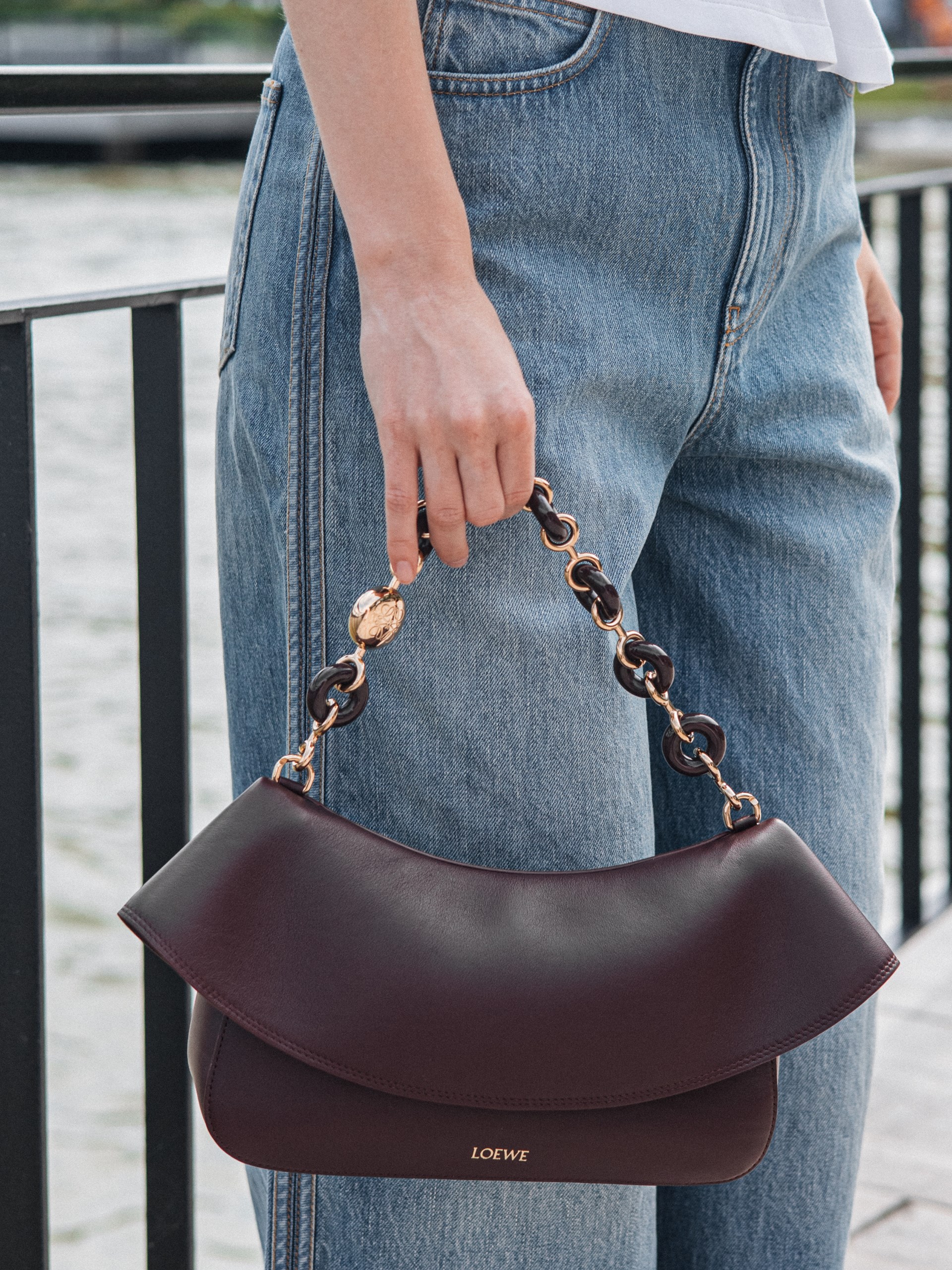 Сумка Loewe Ola Medium з знімним ланцюжком кольору бургунді