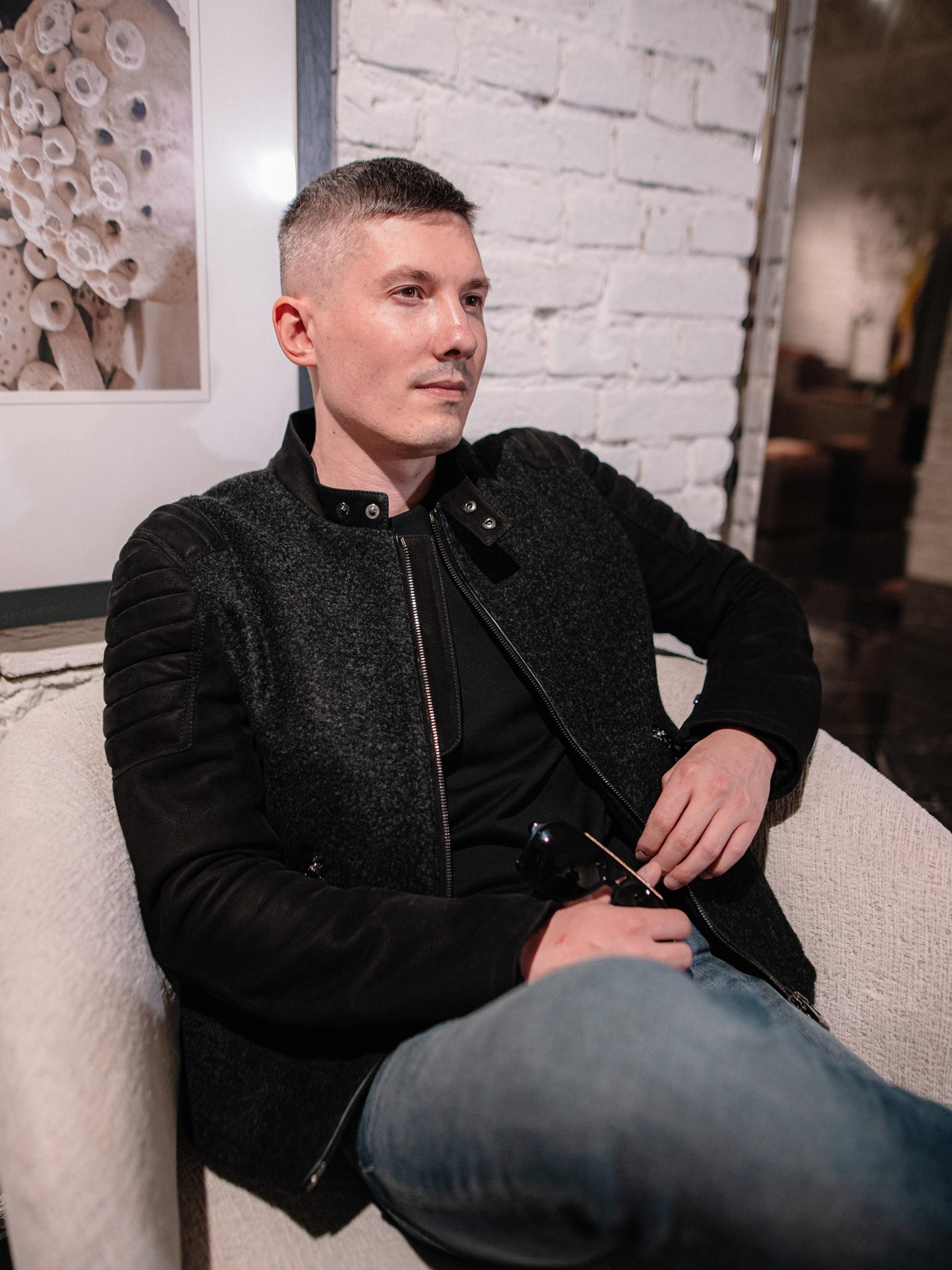 Чоловіча сіра куртка Dolce&Gabbana із замшевими рукавами