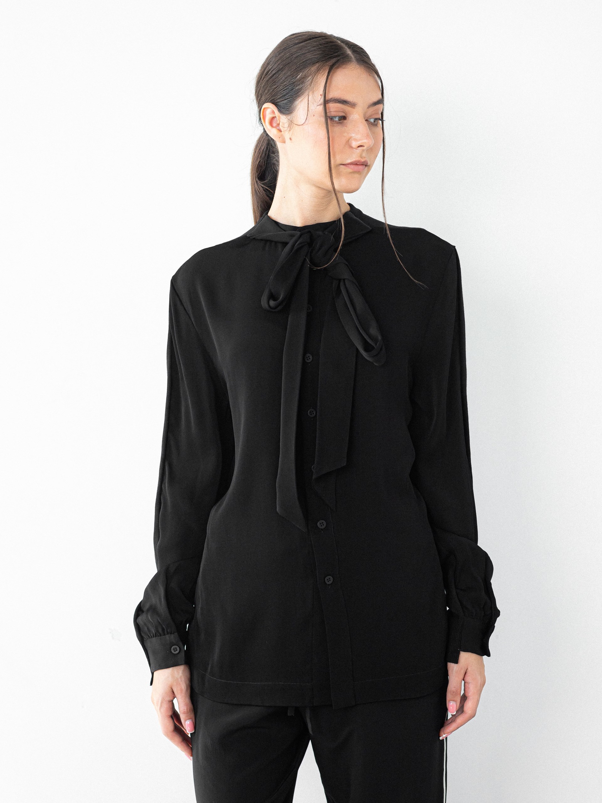 Чорна блуза Balenciaga з бантом лавальєр
