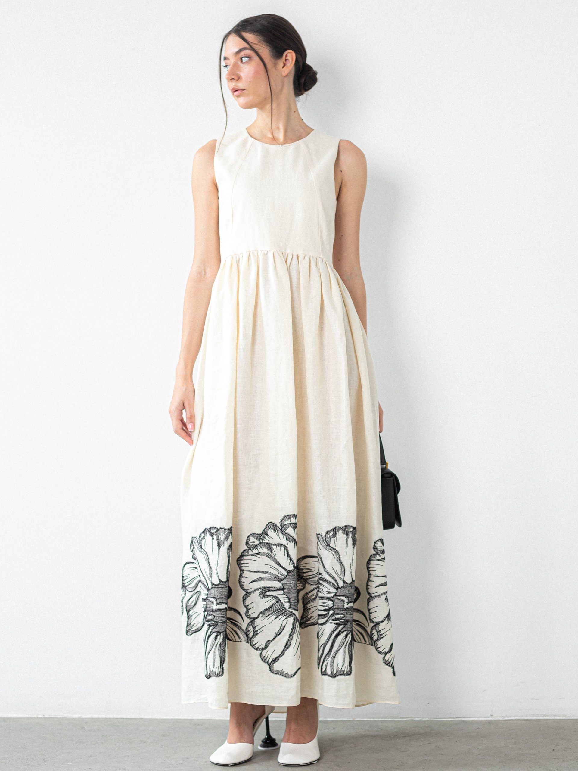 Kiton light beige sleeveless dress with floral embroidery