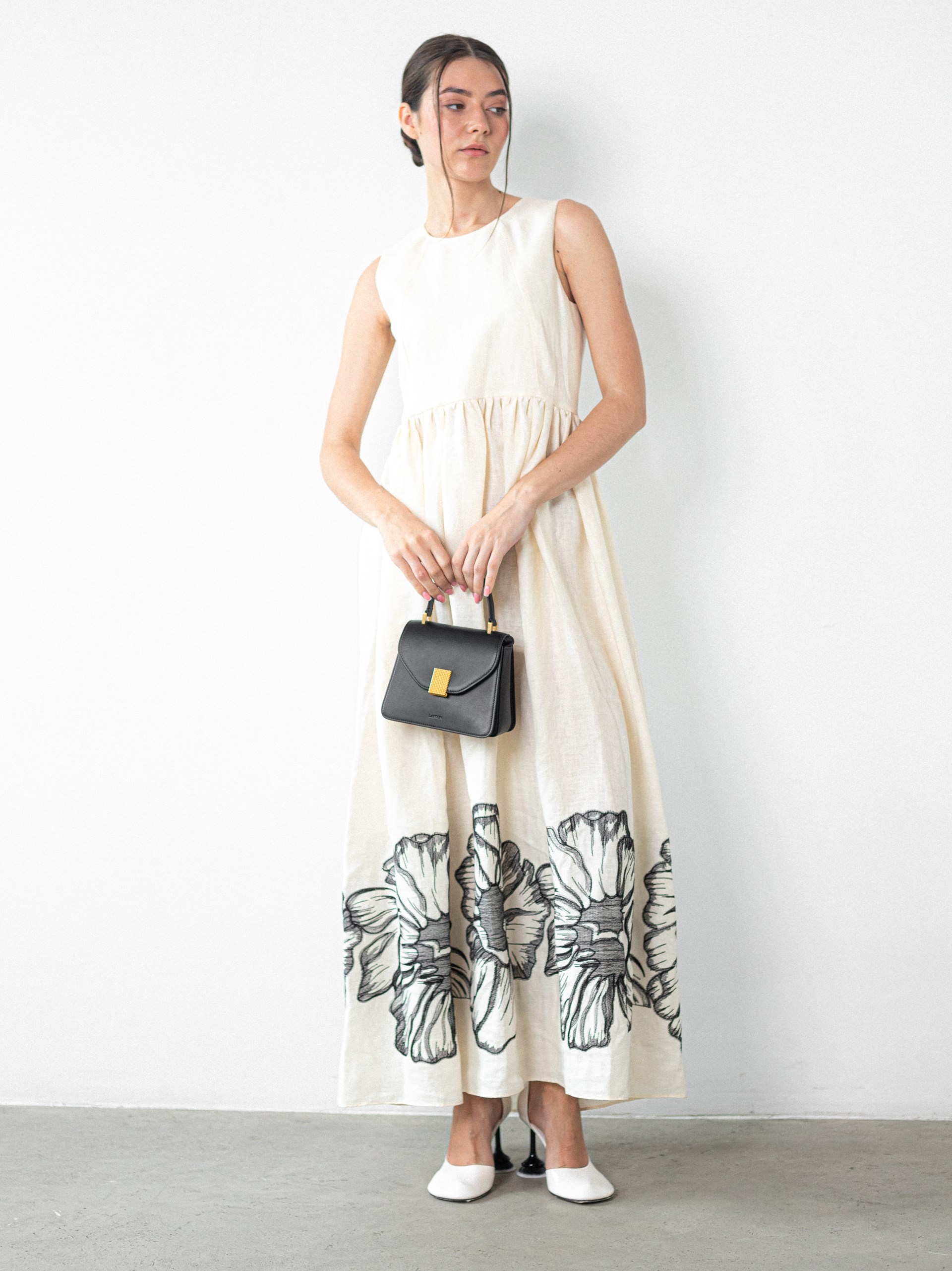 Kiton light beige sleeveless dress with floral embroidery