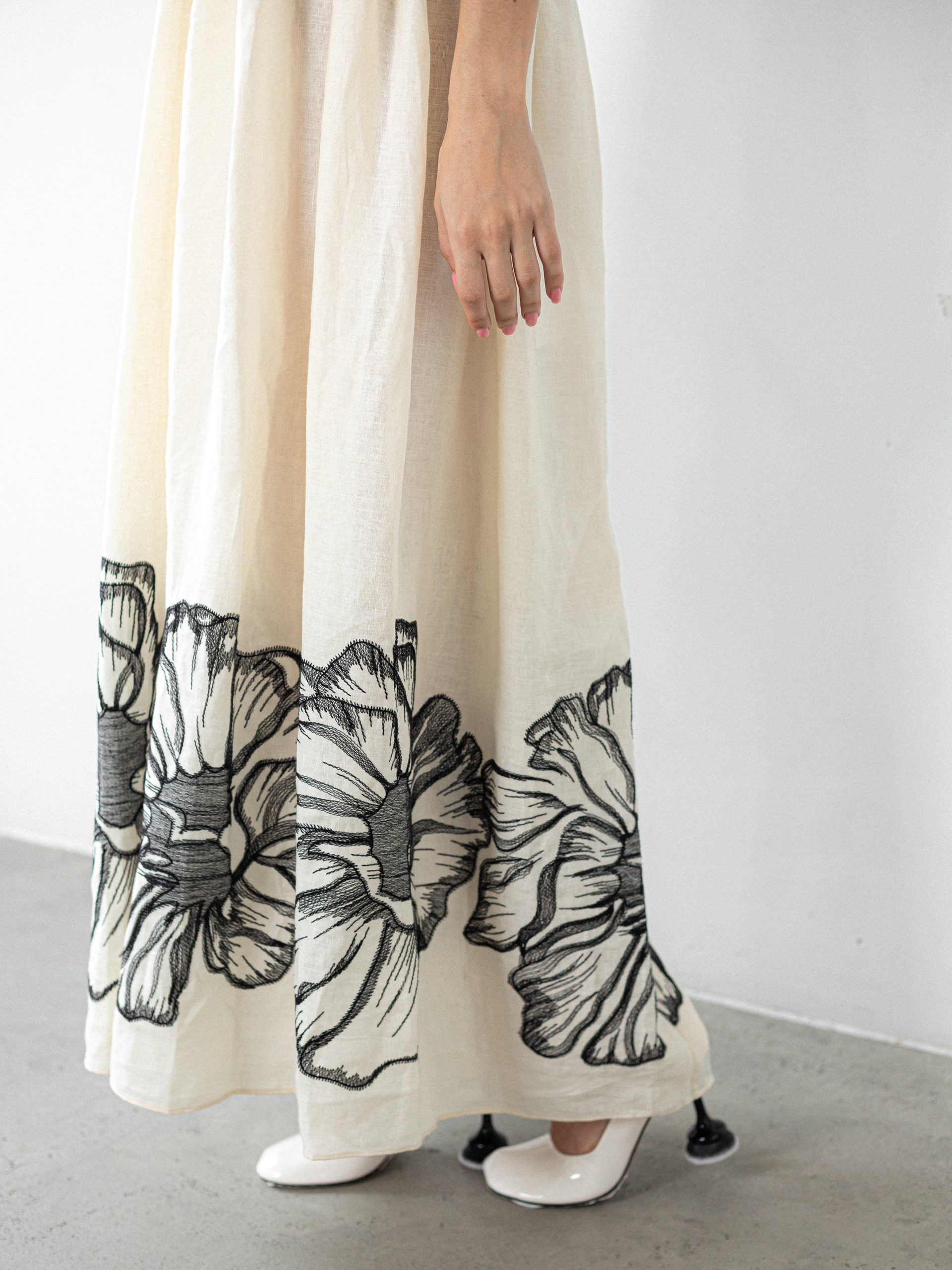 Kiton light beige sleeveless dress with floral embroidery
