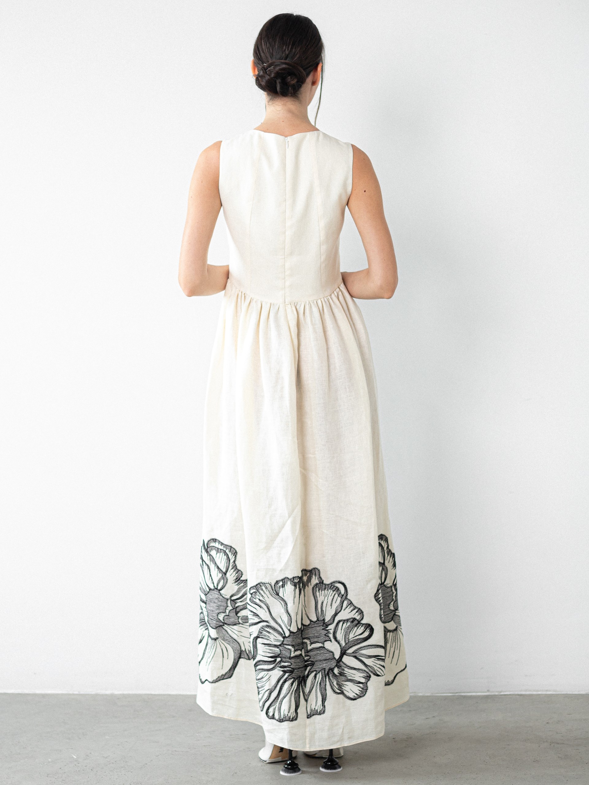 Kiton light beige sleeveless dress with floral embroidery