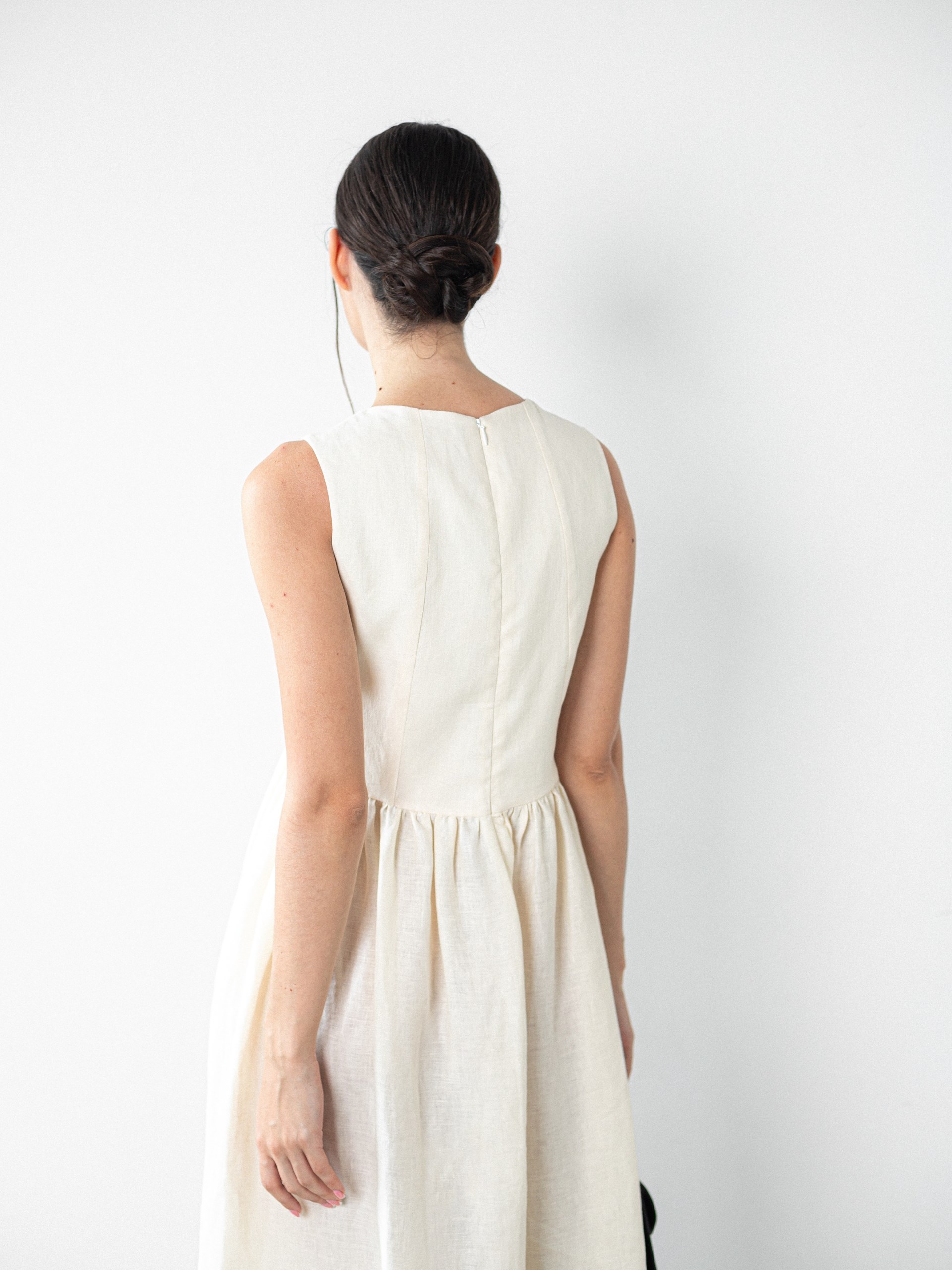 Kiton light beige sleeveless dress with floral embroidery