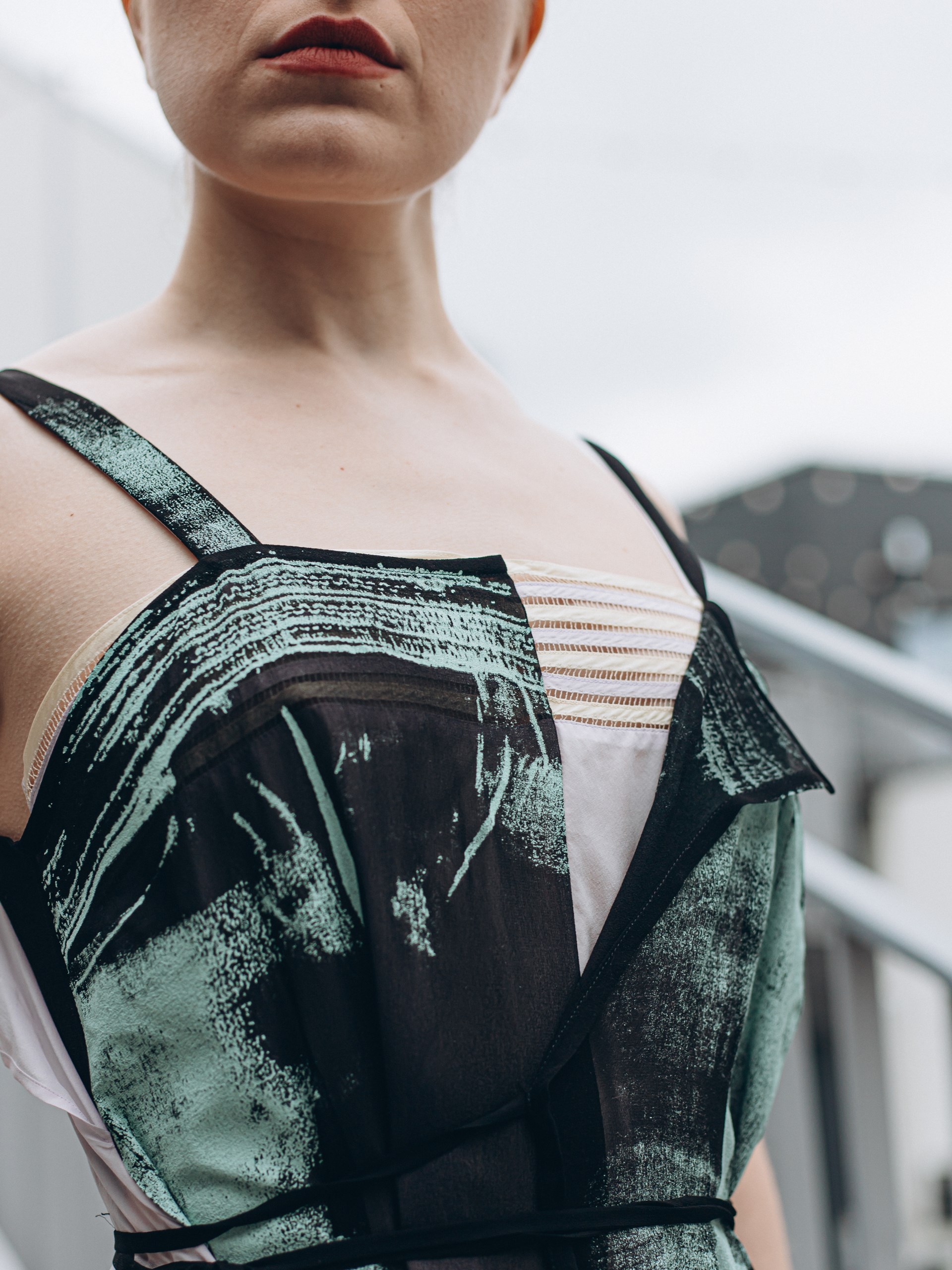 Сукня міді Maison Margiela Freeze-frame у світло-синьому та білому кольорах