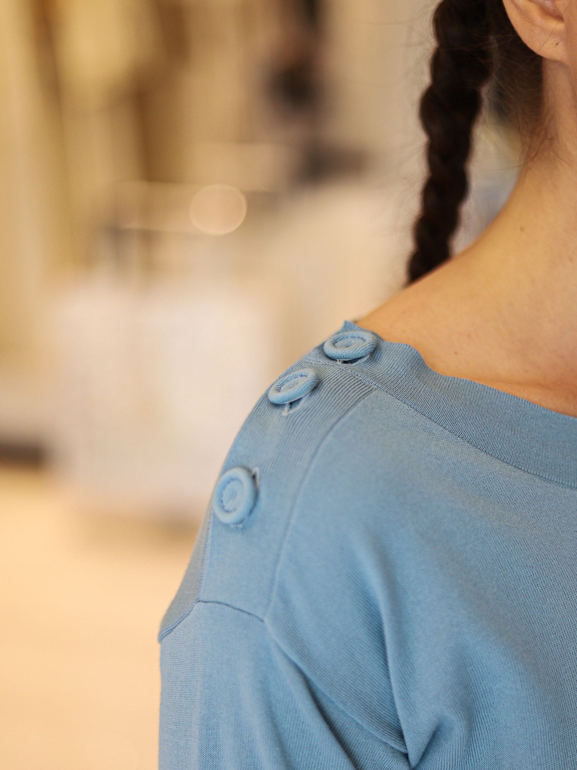 Malo Makò blue sweater with buttons on the shoulder