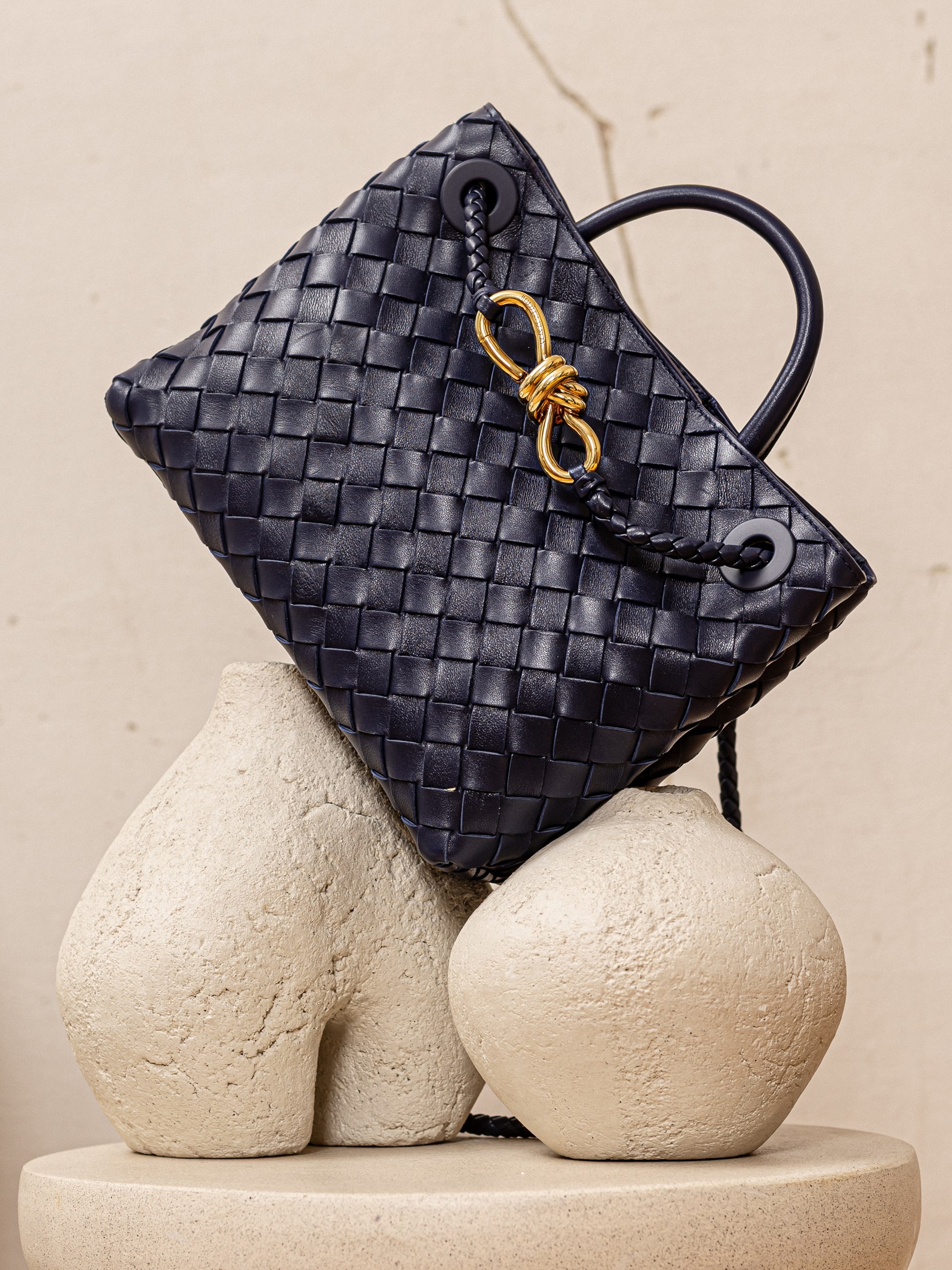 Синя сумка Bottega Veneta Small Andiamo з м’якої шкіри Intrecciato