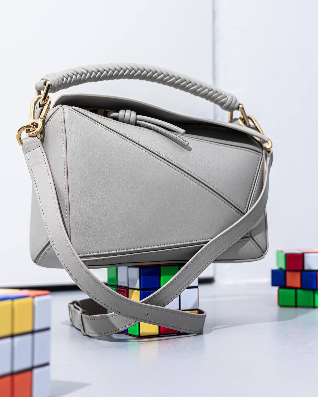 Сіра шкіряна сумка Loewe Puzzle Small з жакардовим ременем