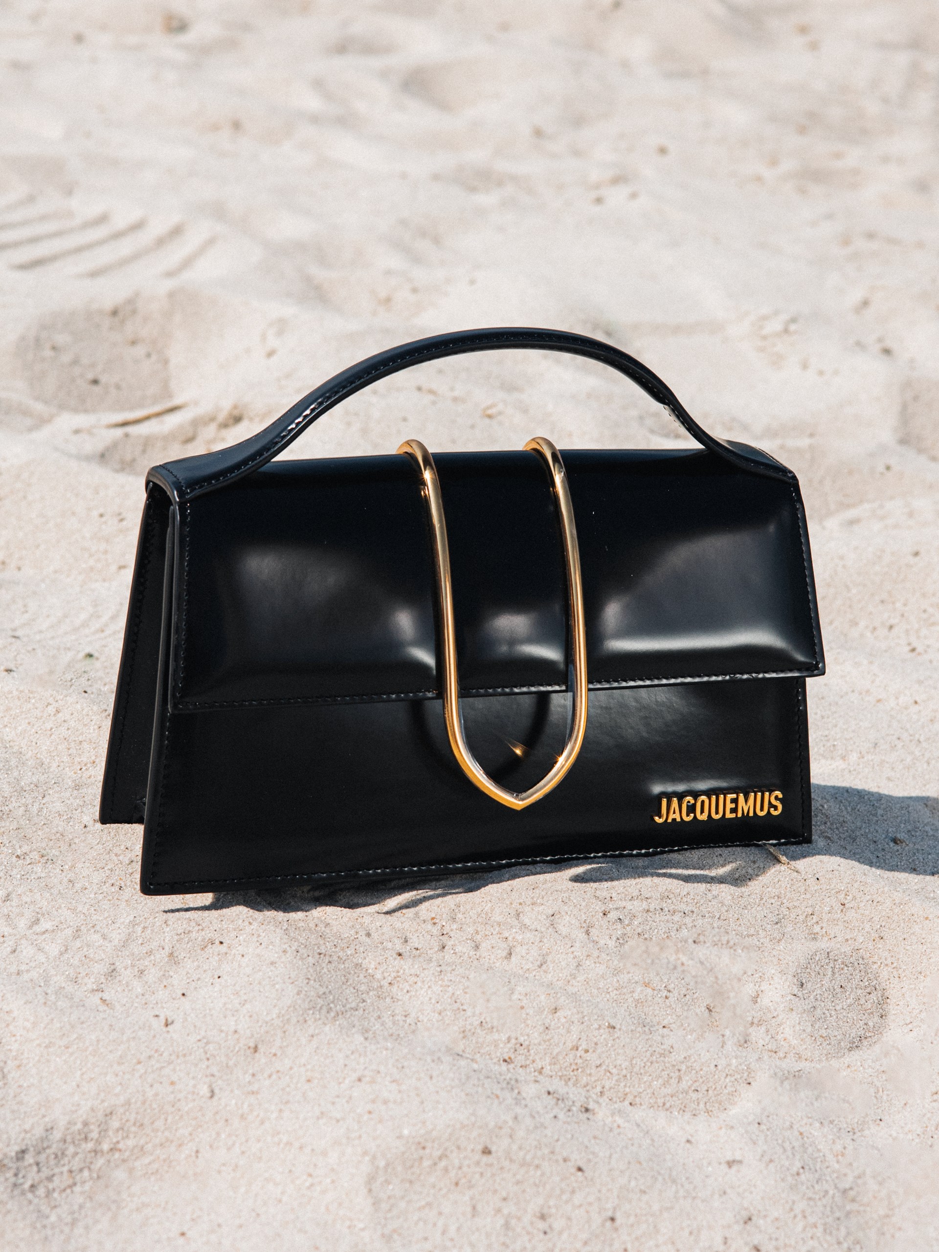 Чорна сумка через плече Jacquemus Bambino з металевим клапаном