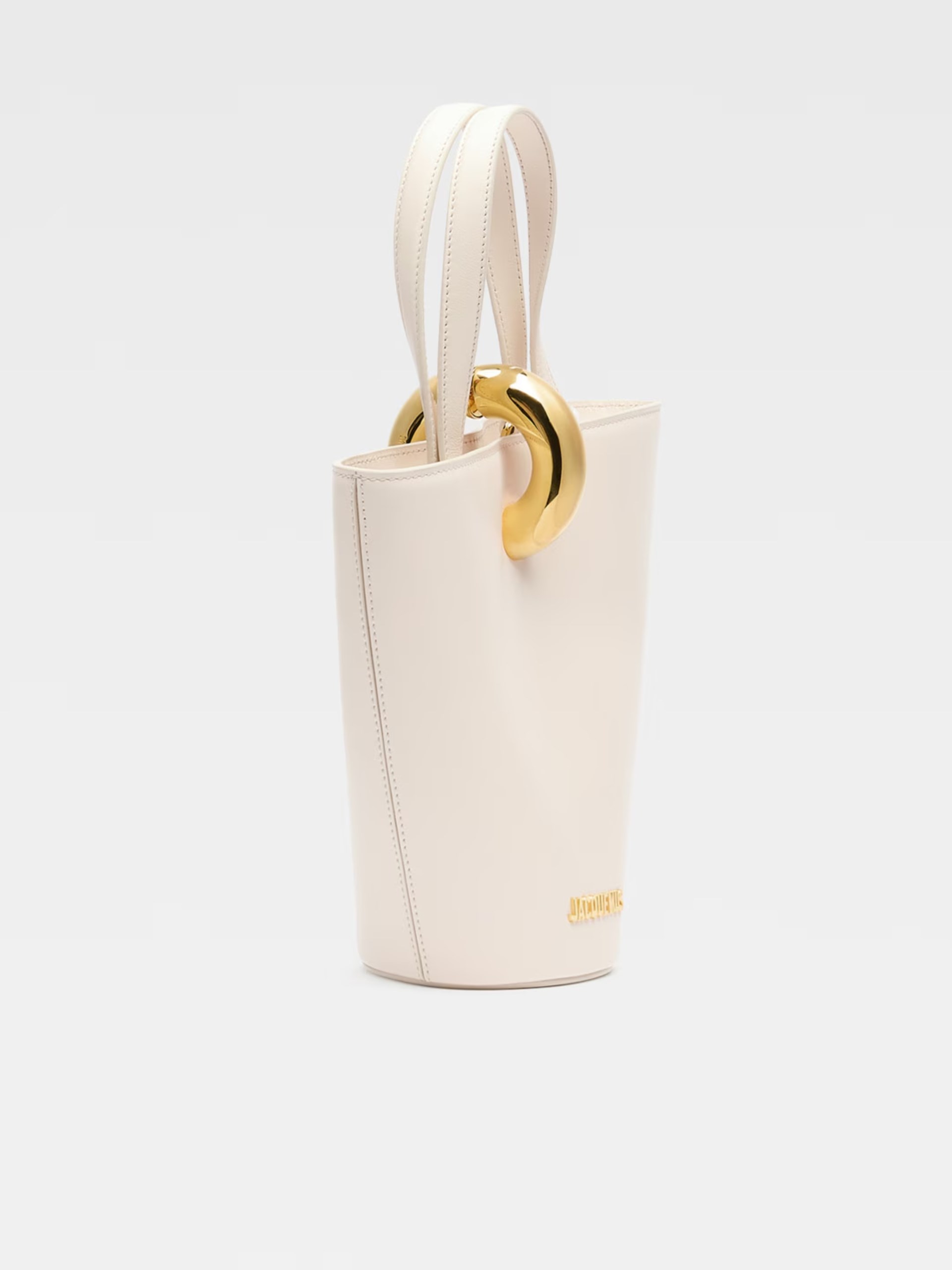 Асиметрична сумка-відро Jacquemus Bambola Small кольору айворі