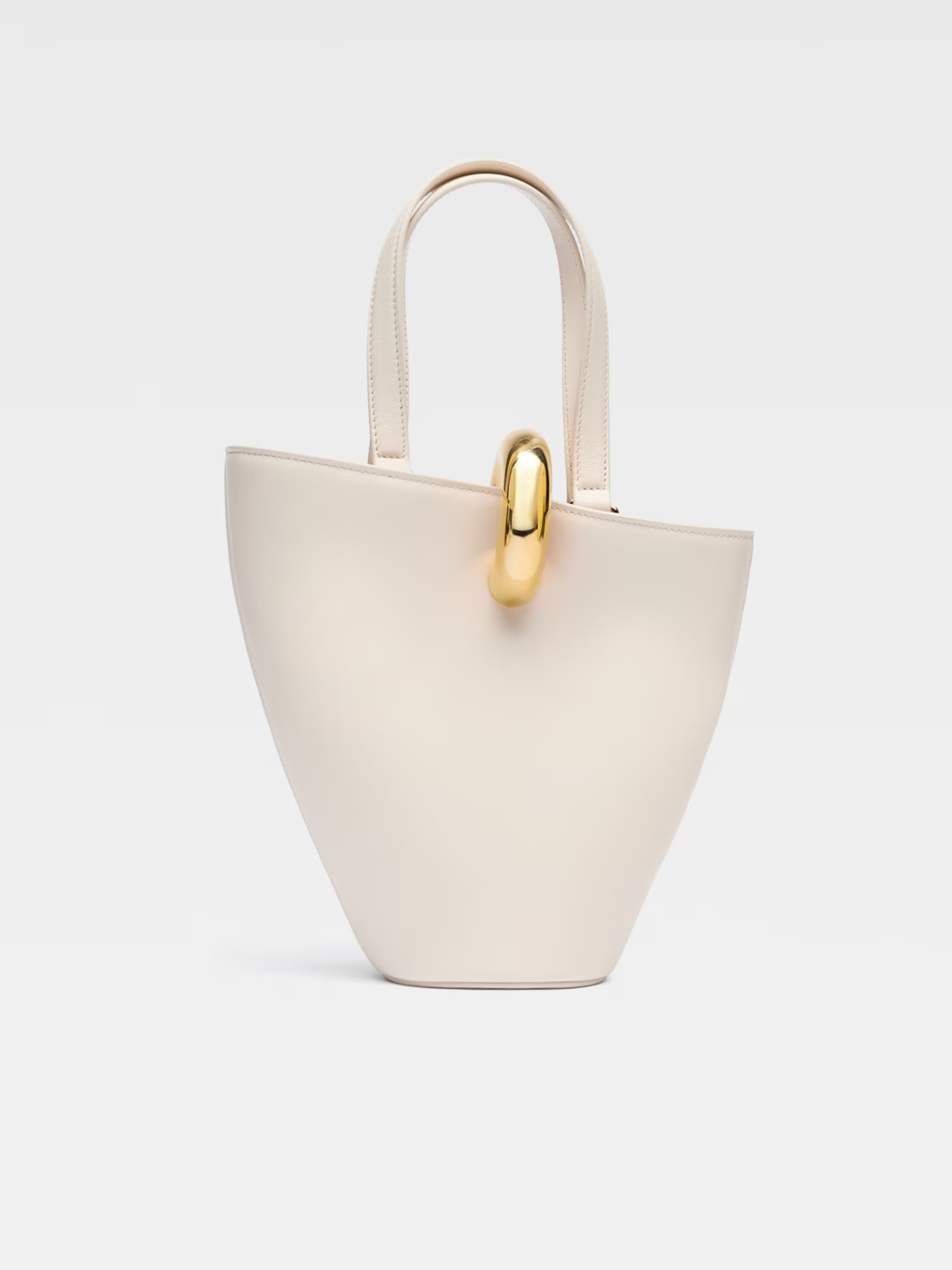Асиметрична сумка-відро Jacquemus Bambola Small кольору айворі