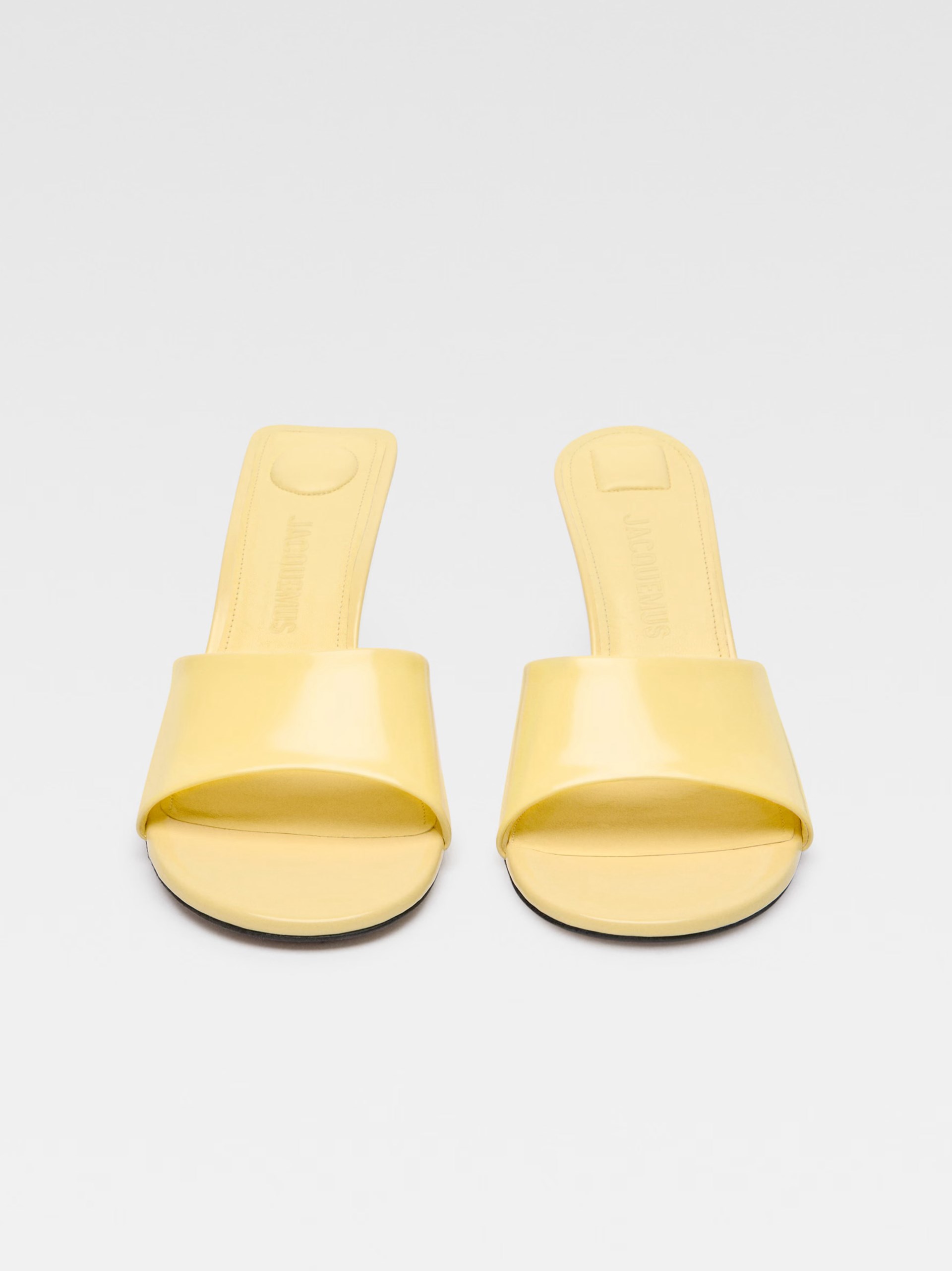 Жовті мюлі Jacquemus The Cubisto на підборах