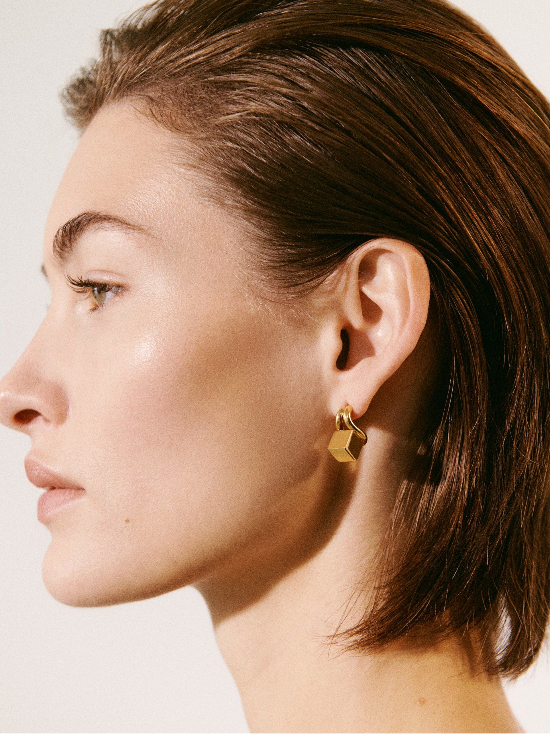 Золотисті асиметричні сережки Jacquemus Nodo