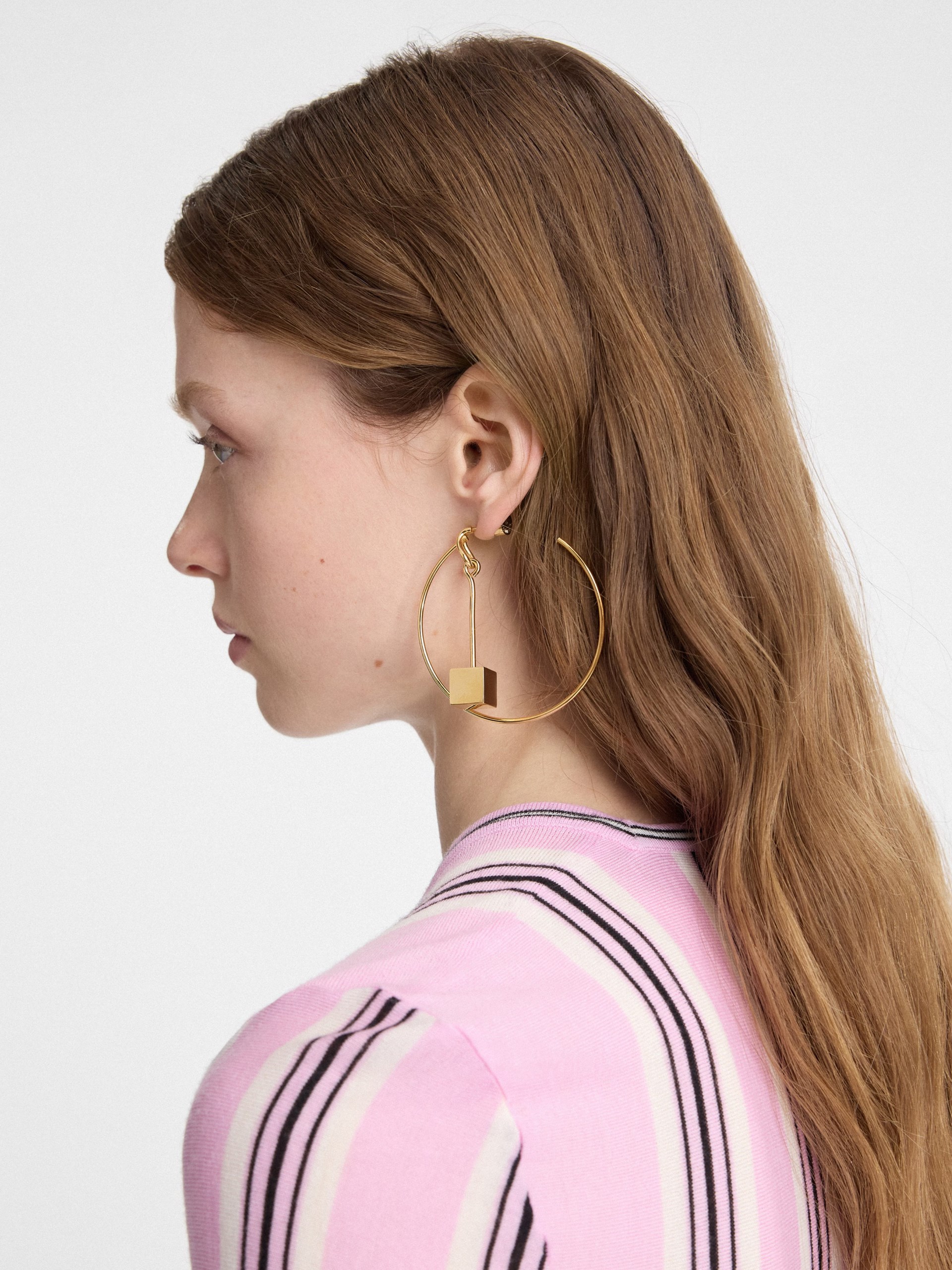 Золотисті асиметричні сережки-кільця Jacquemus Nodo