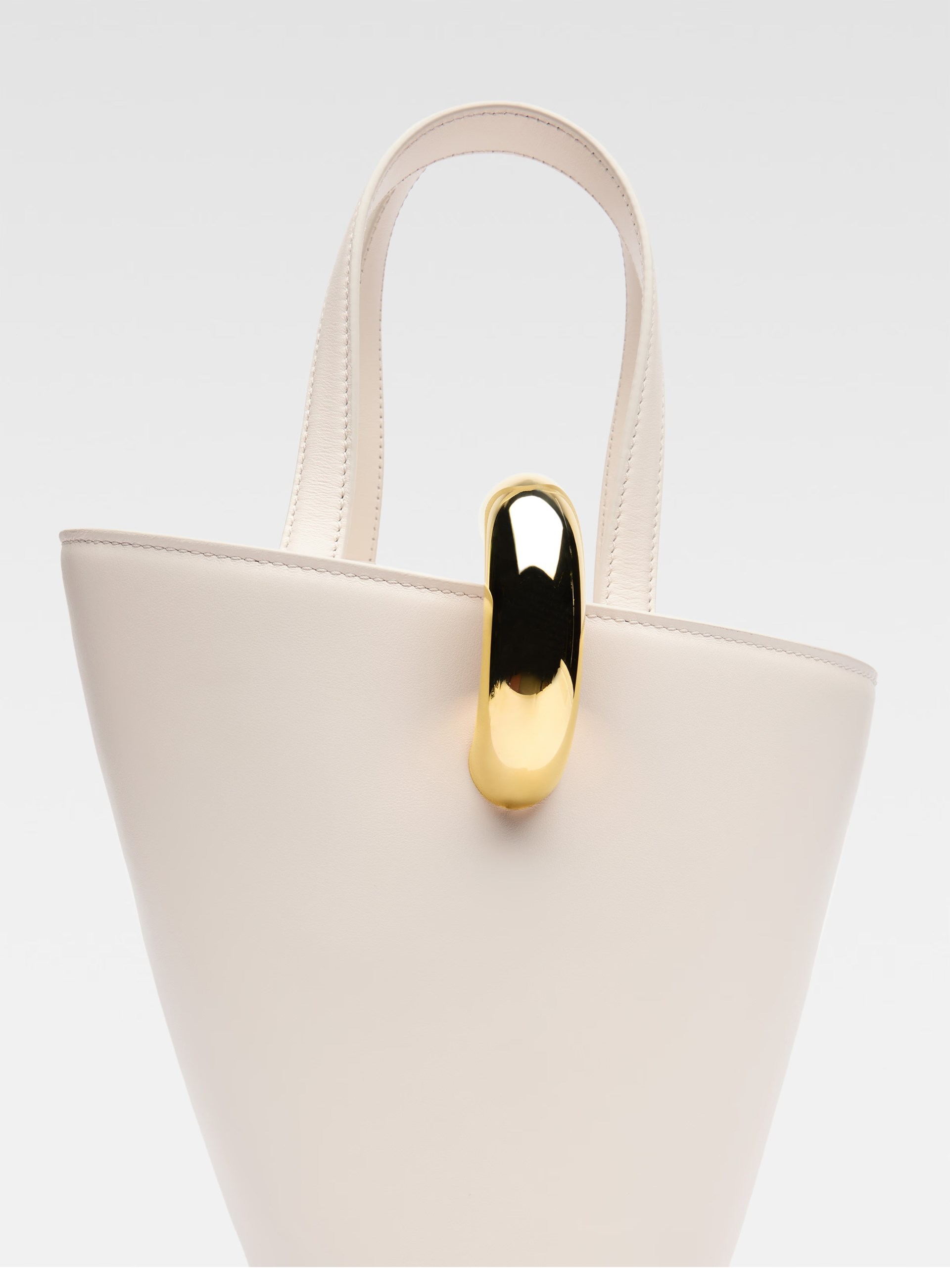 Асиметрична сумка-відро Jacquemus Bambola Small кольору айворі
