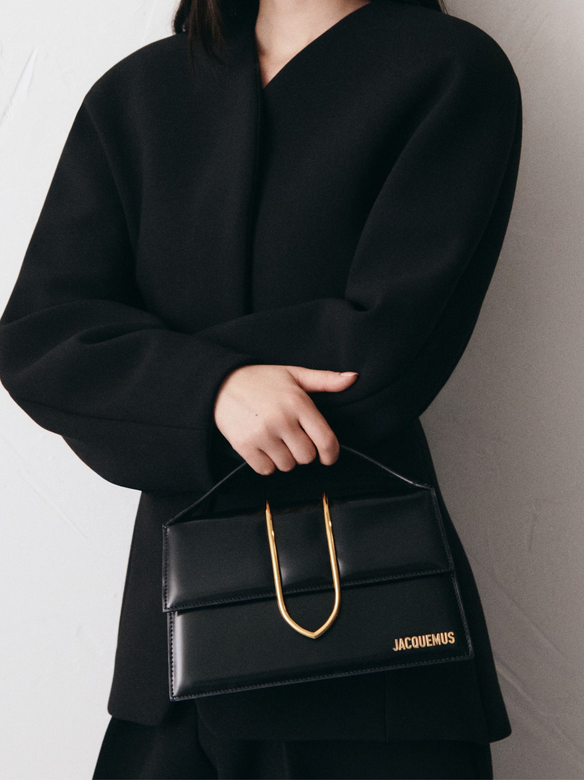 Чорна сумка через плече Jacquemus Bambino з металевим клапаном
