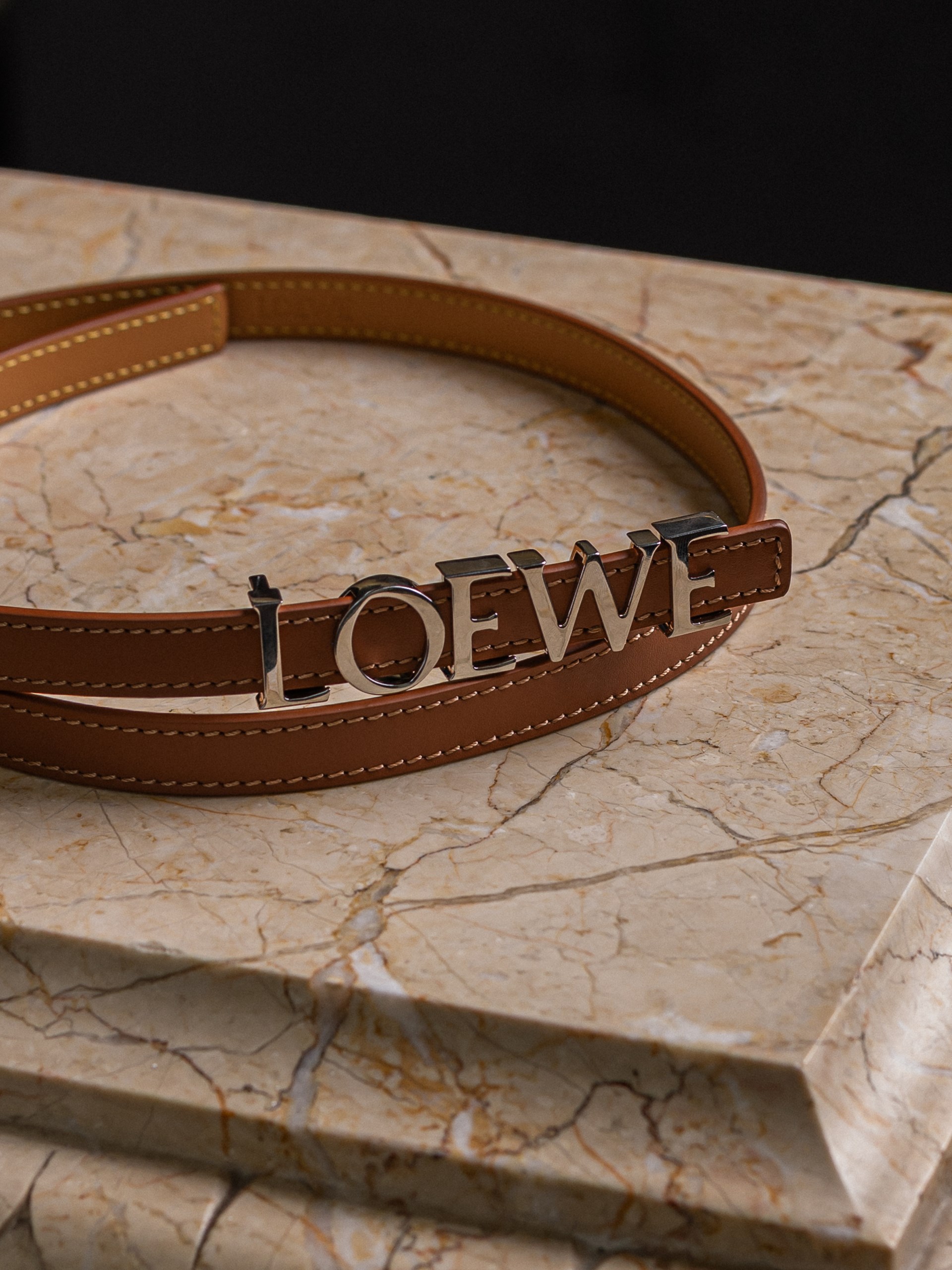 Коричневий ремінь Loewe з сріблястою пряжкою