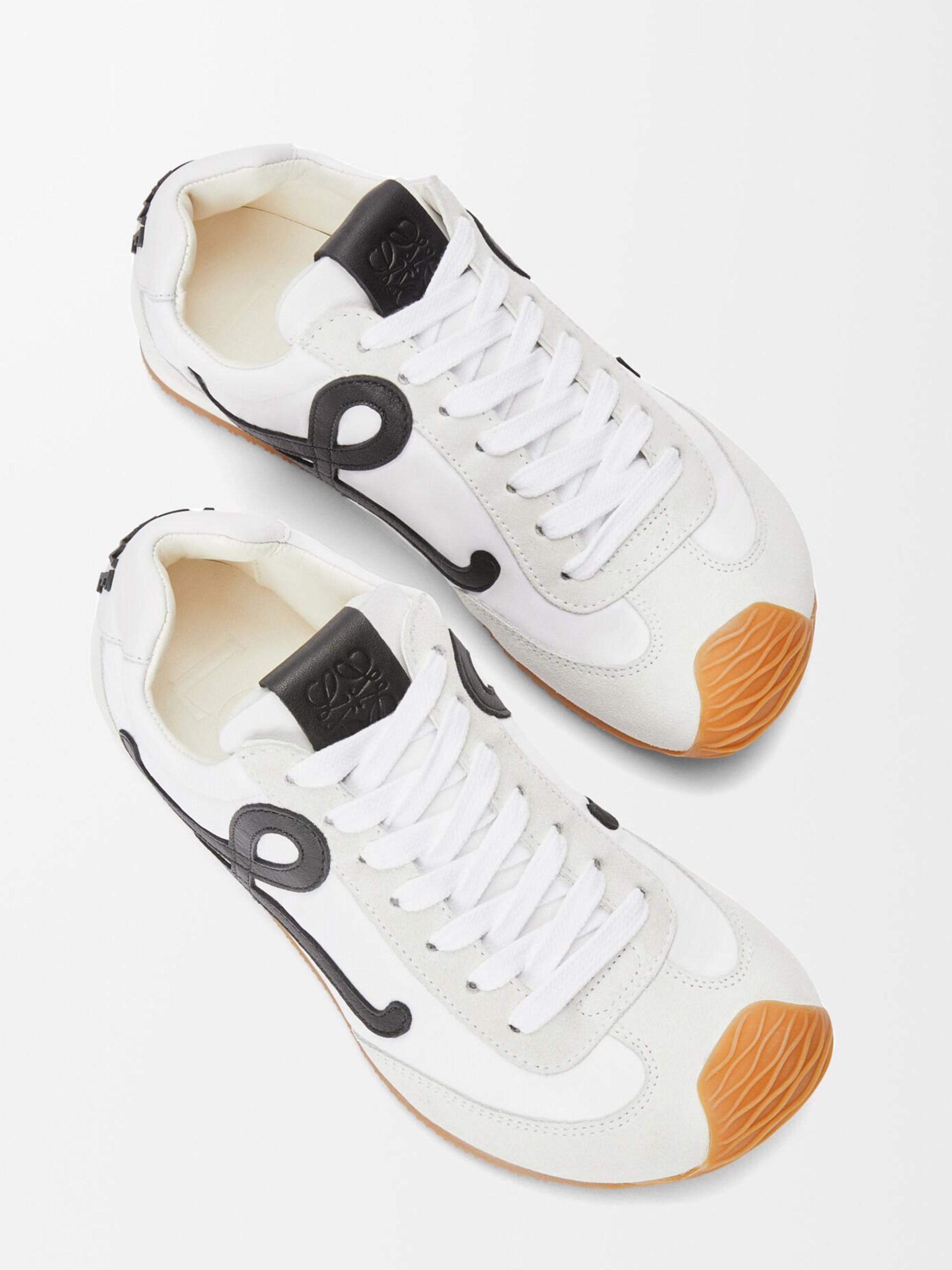 Білі кросівки Loewe Ballet Runner з контрастними деталями