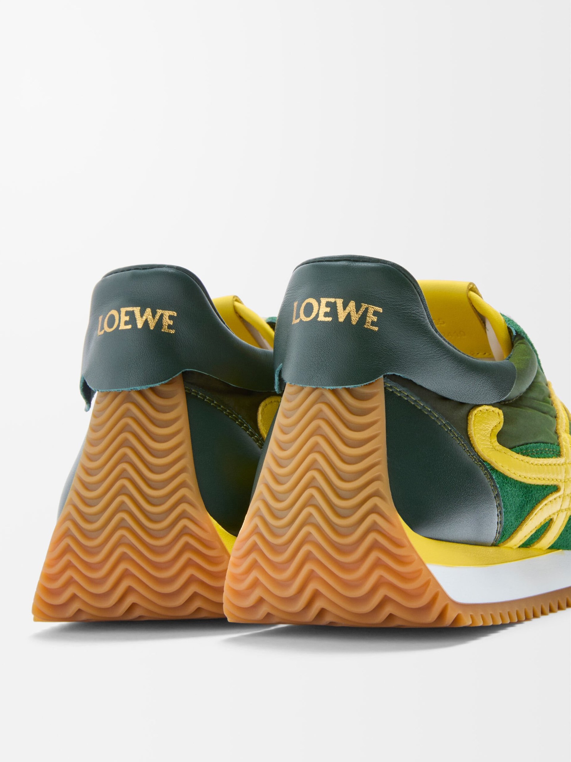 Зелені кросівки Loewe з контрастними жовтими деталями