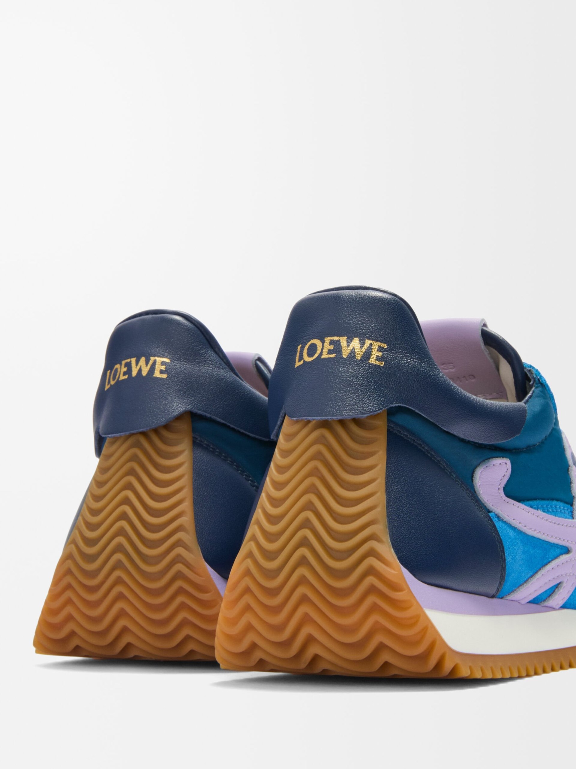 Блакитні кросівки Loewe Flow Runner з контрастними рожевими деталями