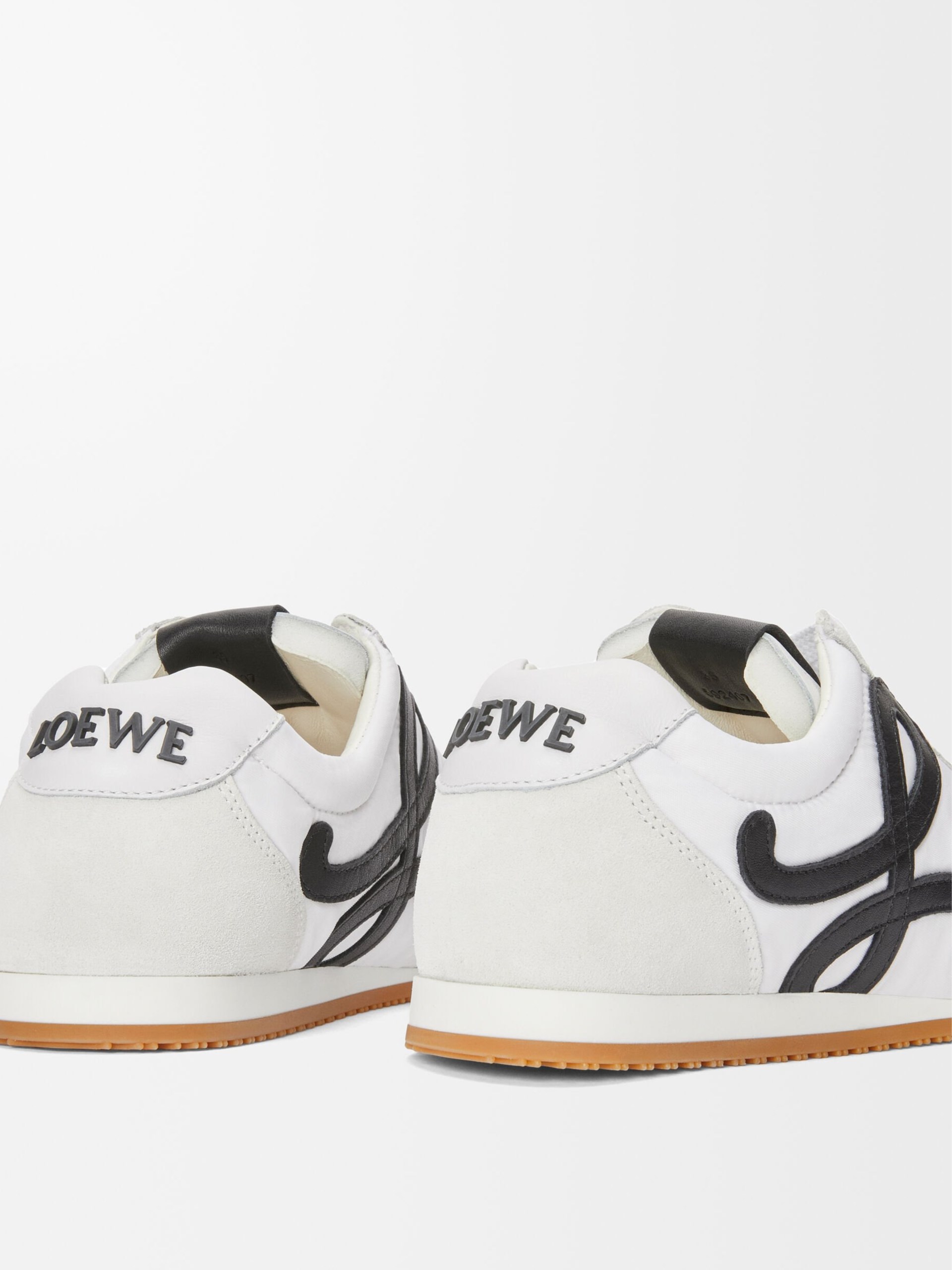 Білі кросівки Loewe Ballet Runner з контрастними деталями