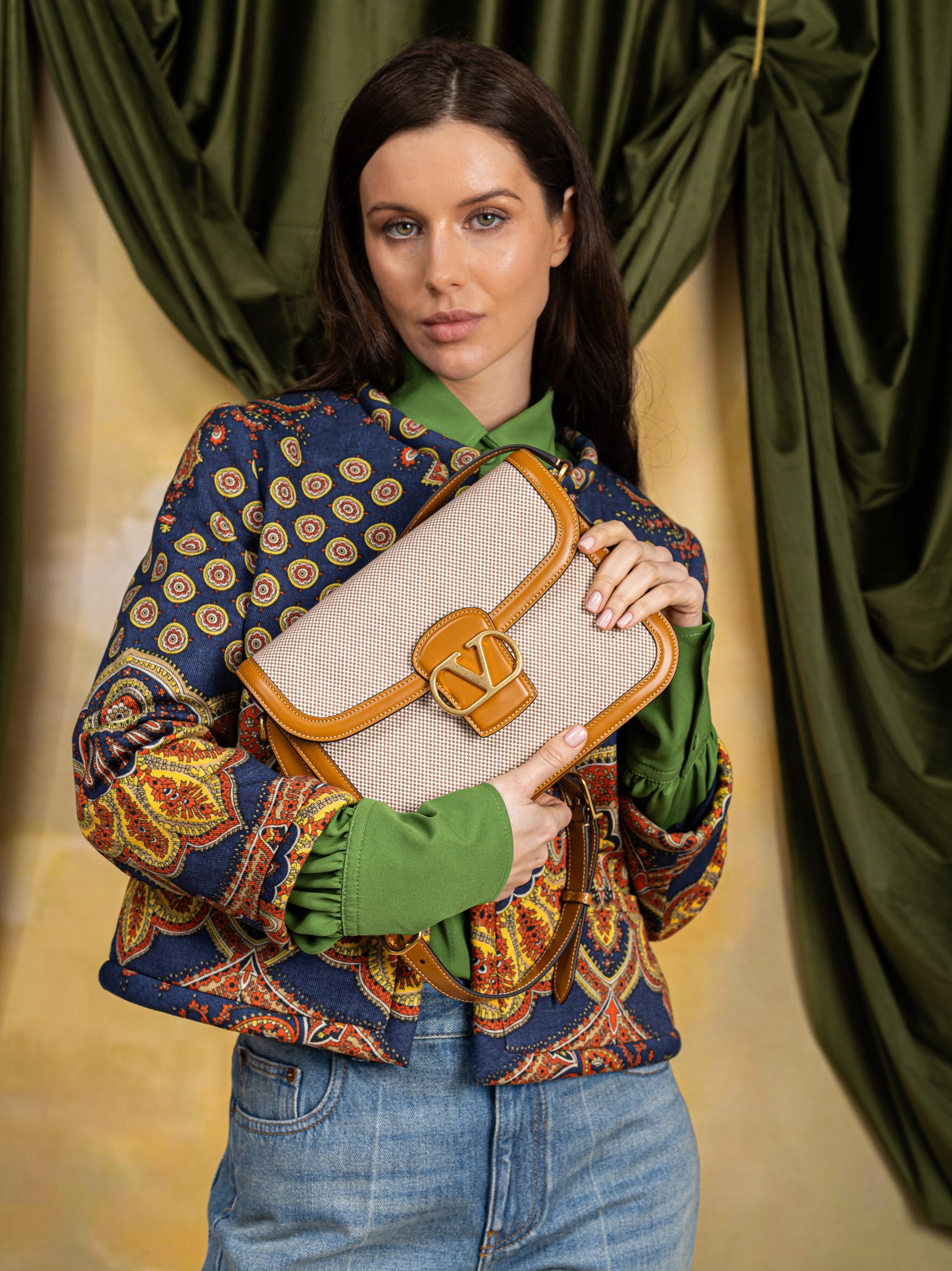 Бежева сумка Valentino Garavani 9to5 через плече