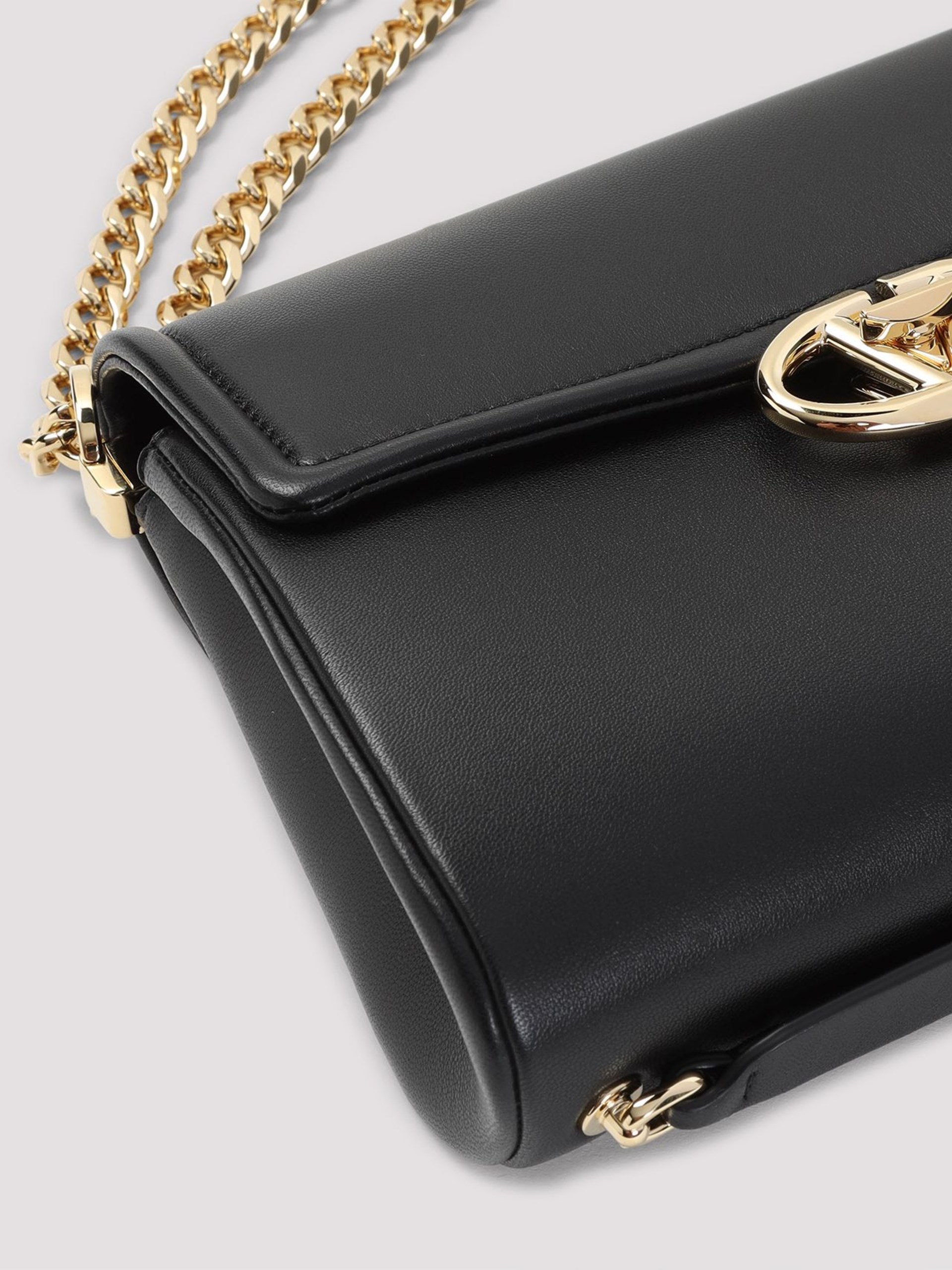 Чорна сумка Valentino Garavani Chain 2 Large з золотистою фурнітурою