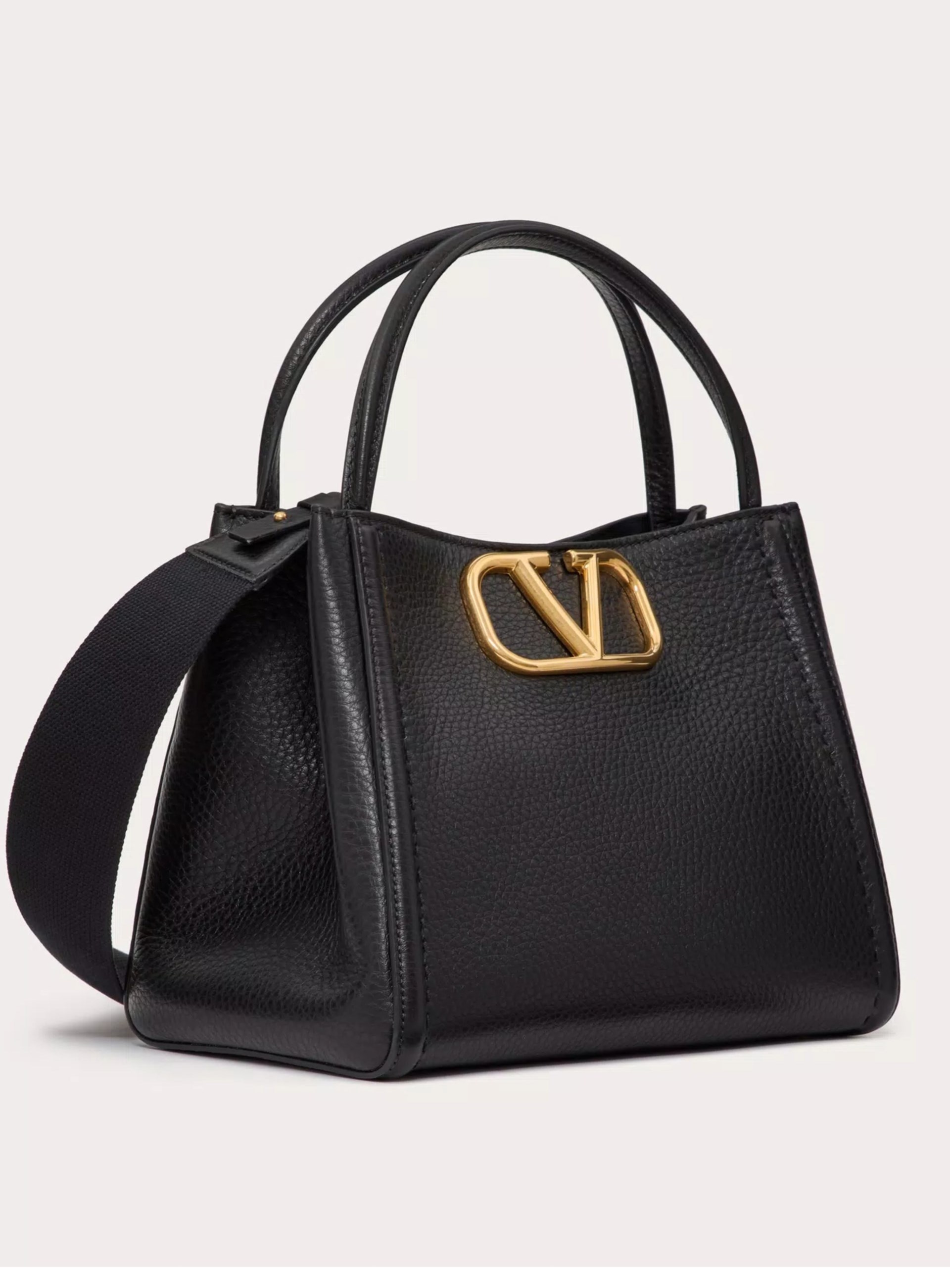 Чорна сумка Valentino Garavani All Time Medium у зернистій шкірі
