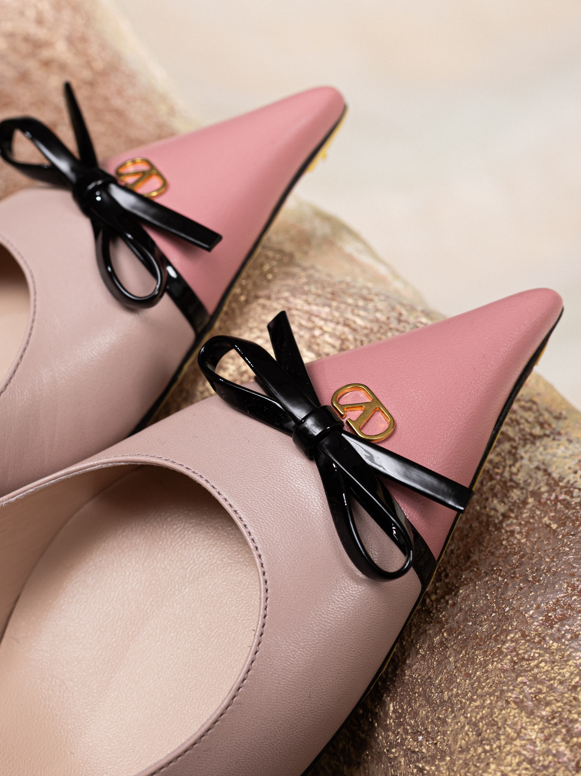 Valentino Garavani Bow Detailed Pointed Toe Pumps in pink